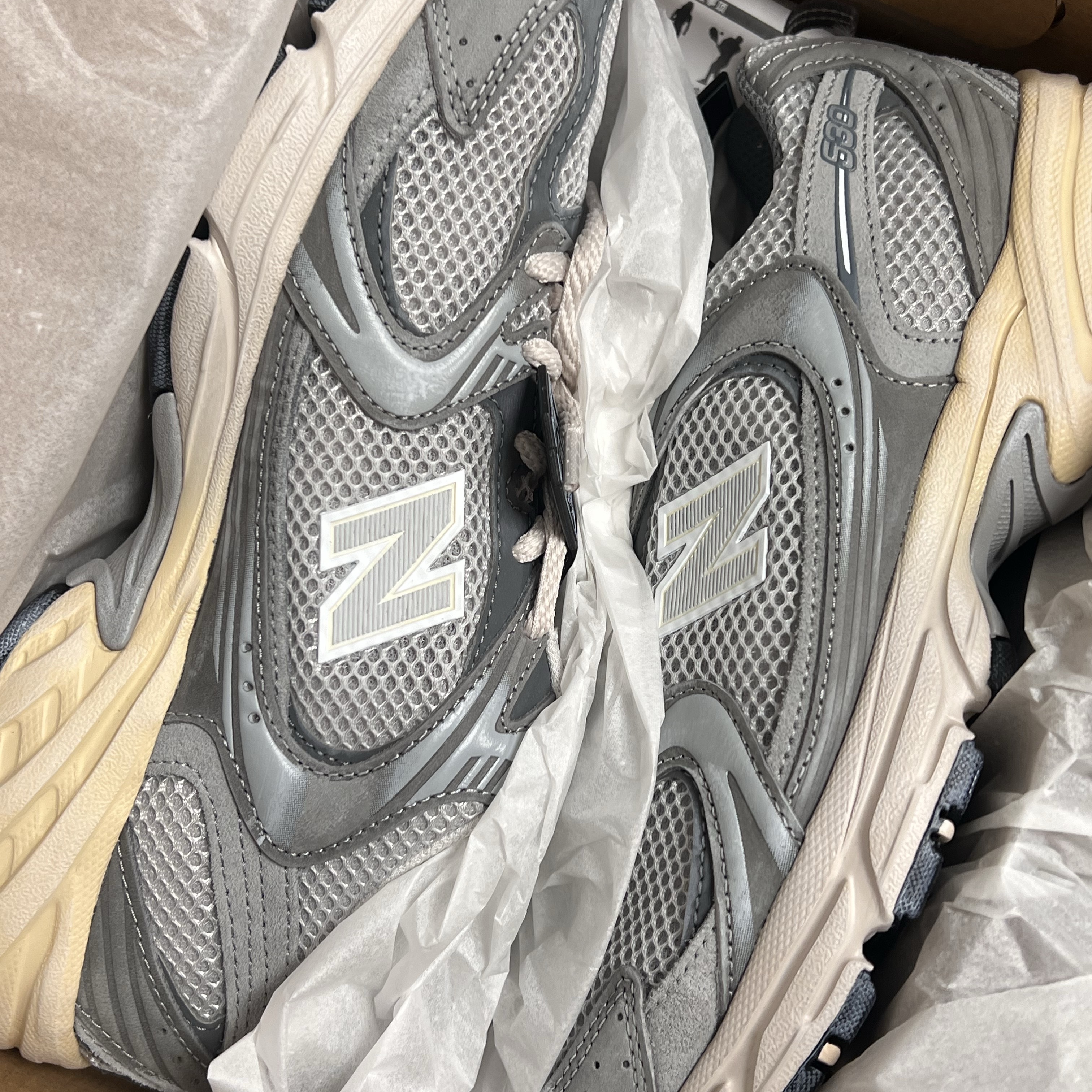 New Balance 530 Premium Vintage Grey Matter 착용 스타일