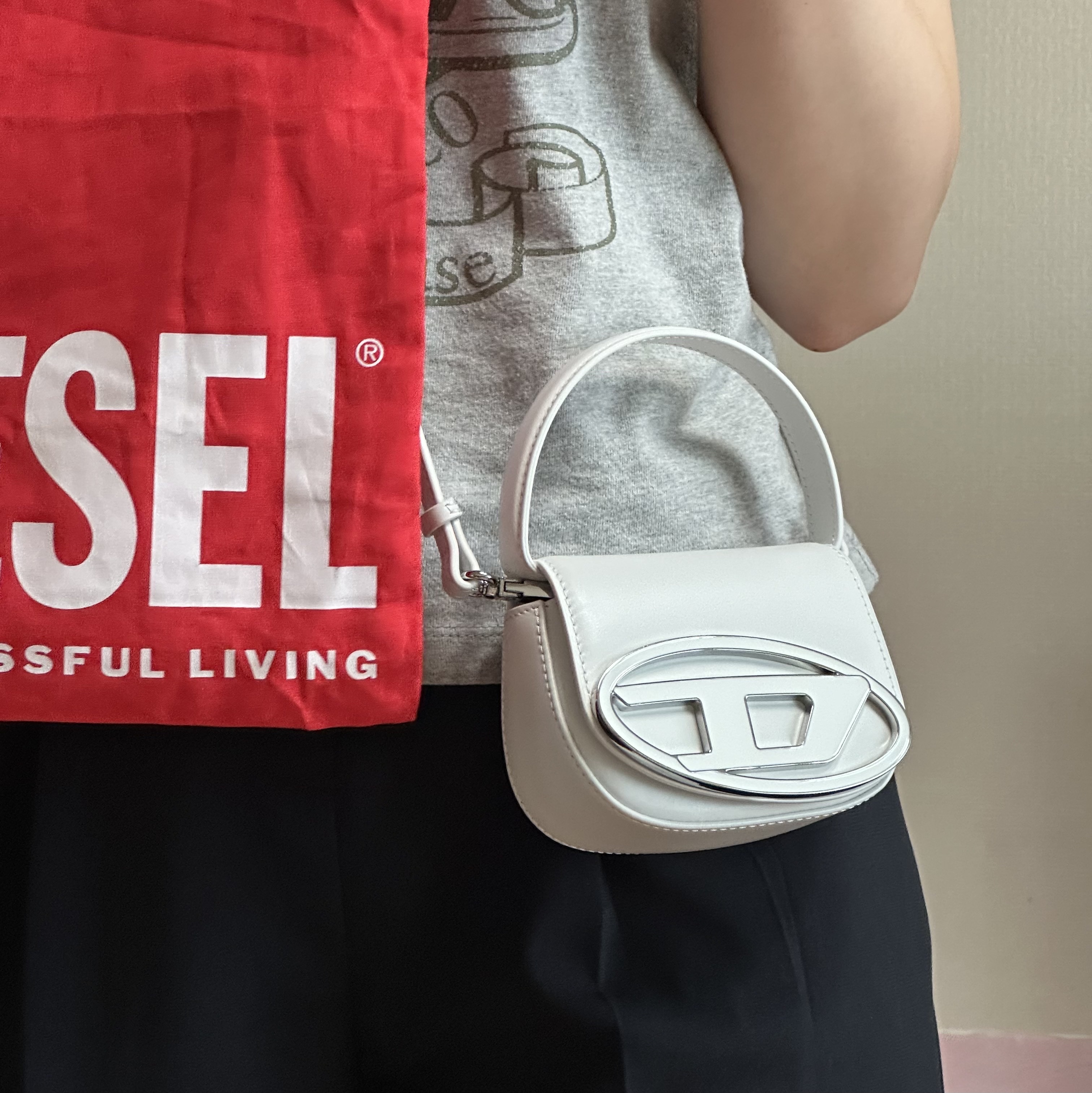 Diesel 1DR Mini Bag Plaque White 착용 스타일 - 2