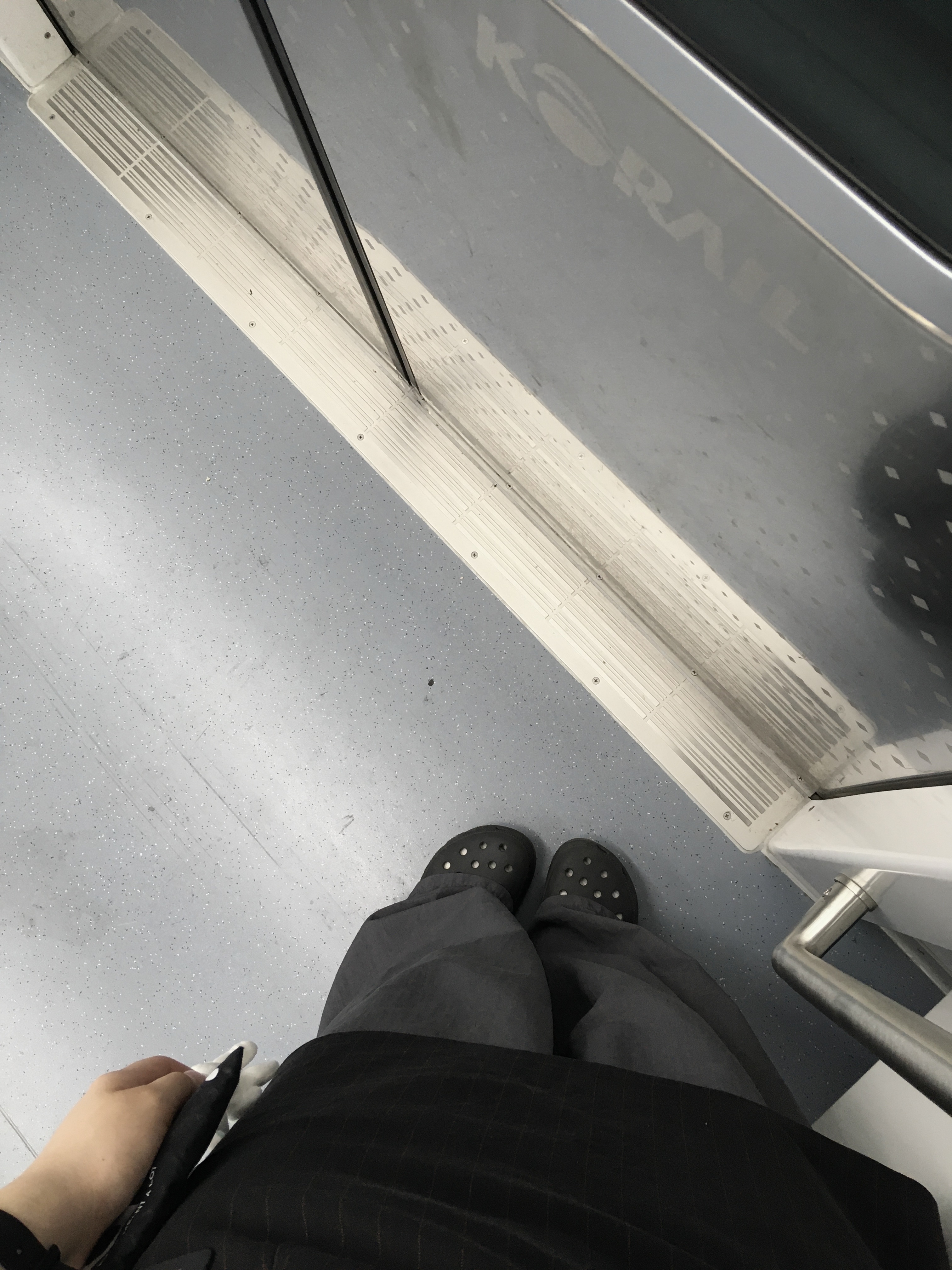 (W) Crocs Classic Platform Clog Black 착용 스타일 - 2