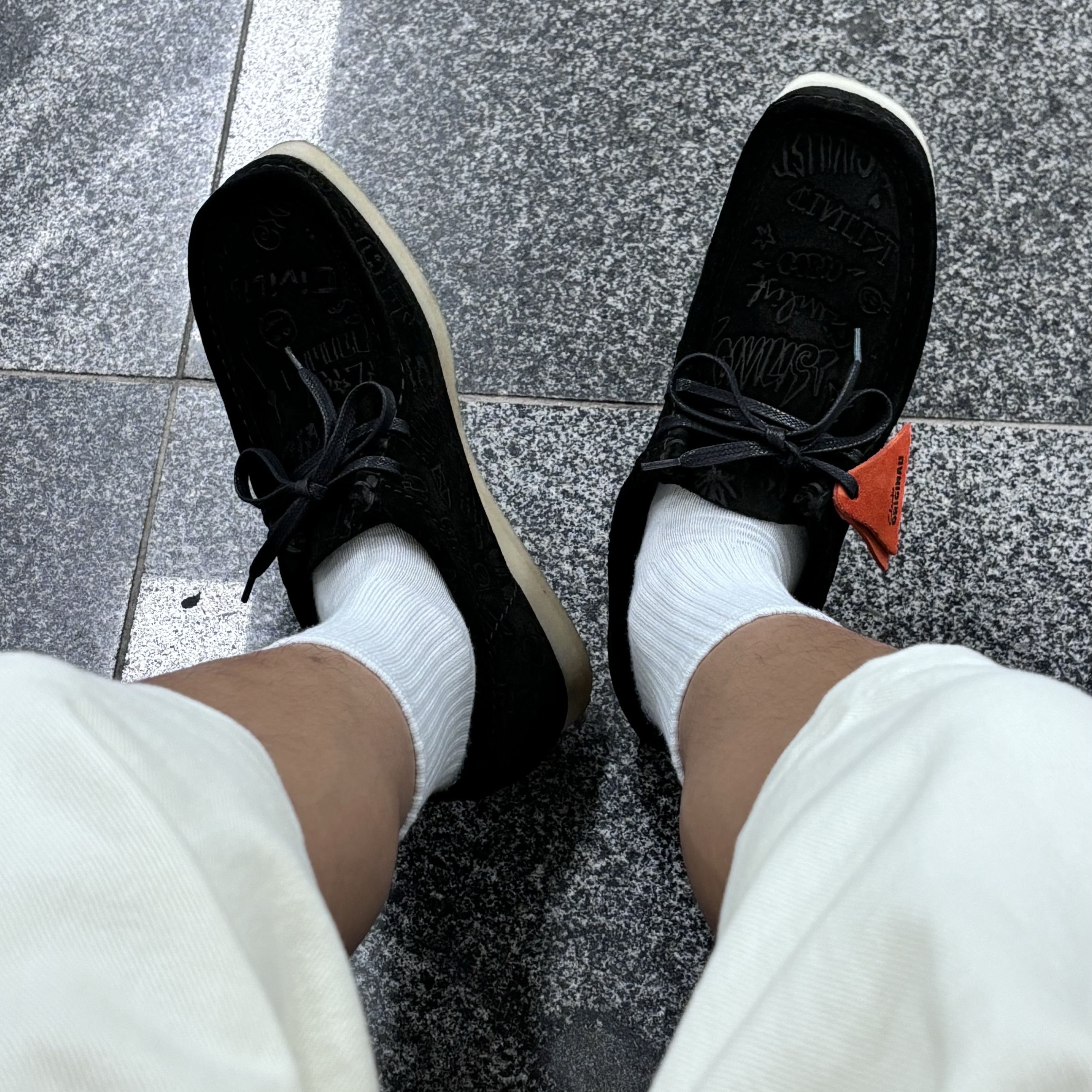 Clarks Wallabee Black Suede 착용 스타일