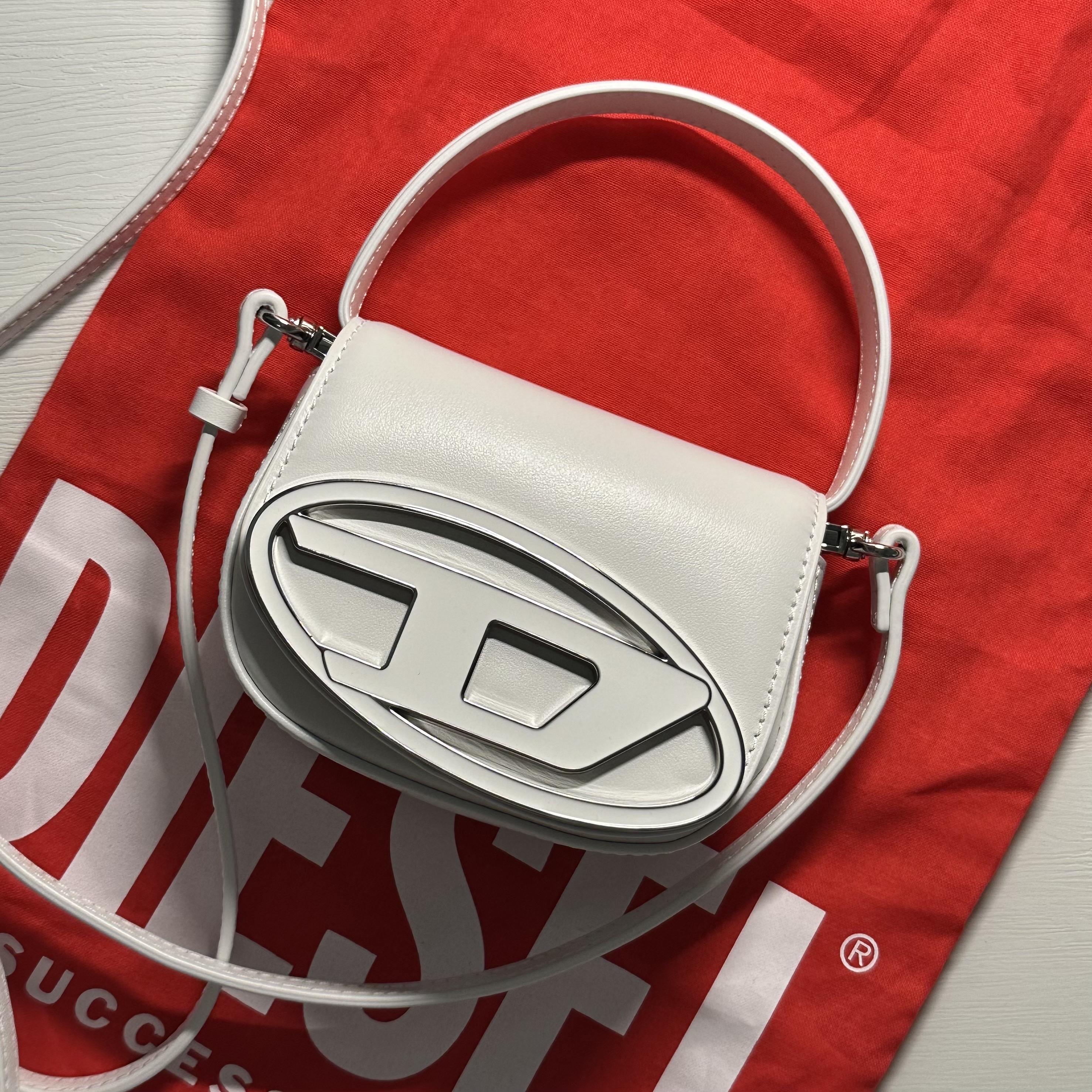 Diesel 1DR Mini Bag Plaque White 착용 스타일 - 1