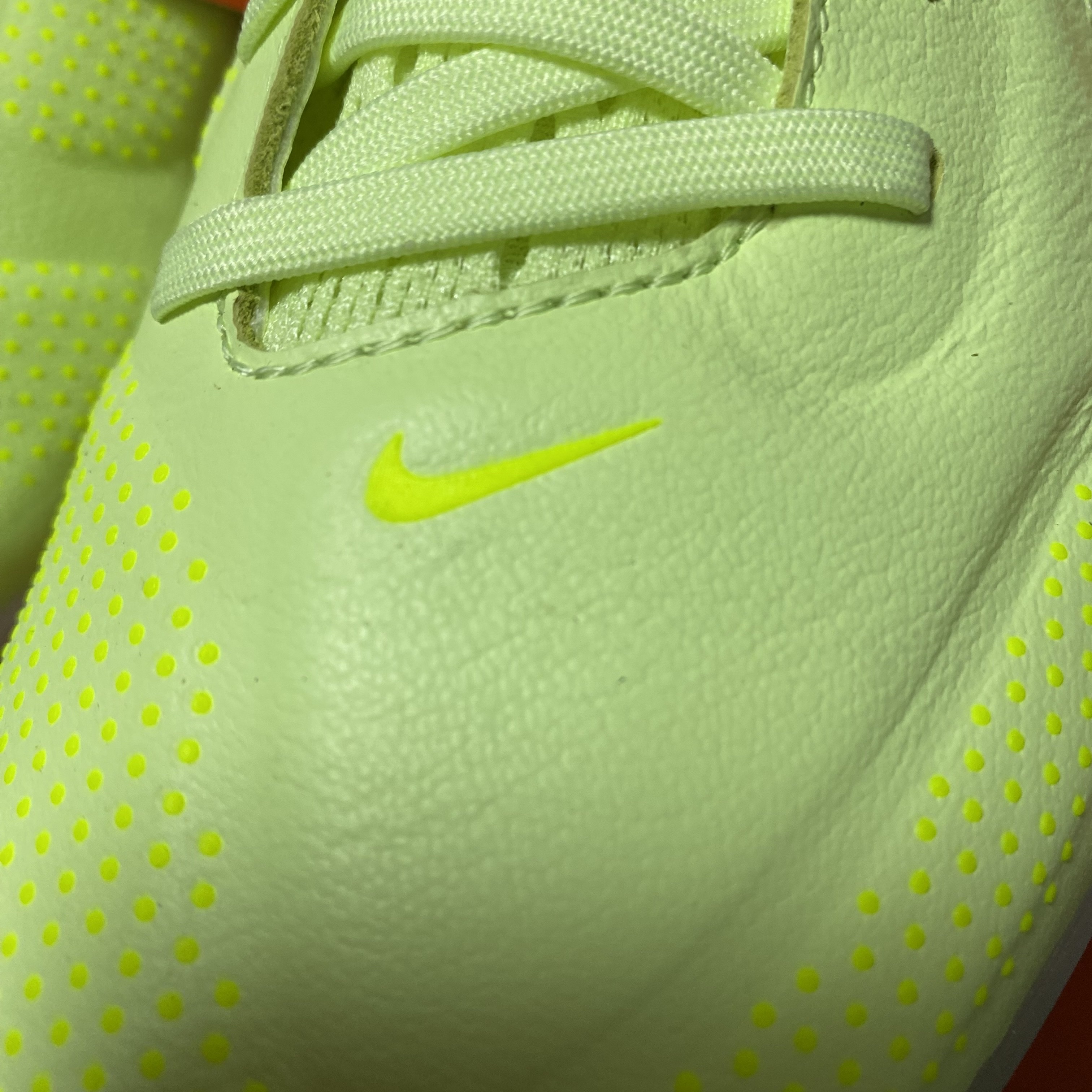 Nike React Tiempo Legend 9 Pro TF Barely Volt 착용 스타일 - 3