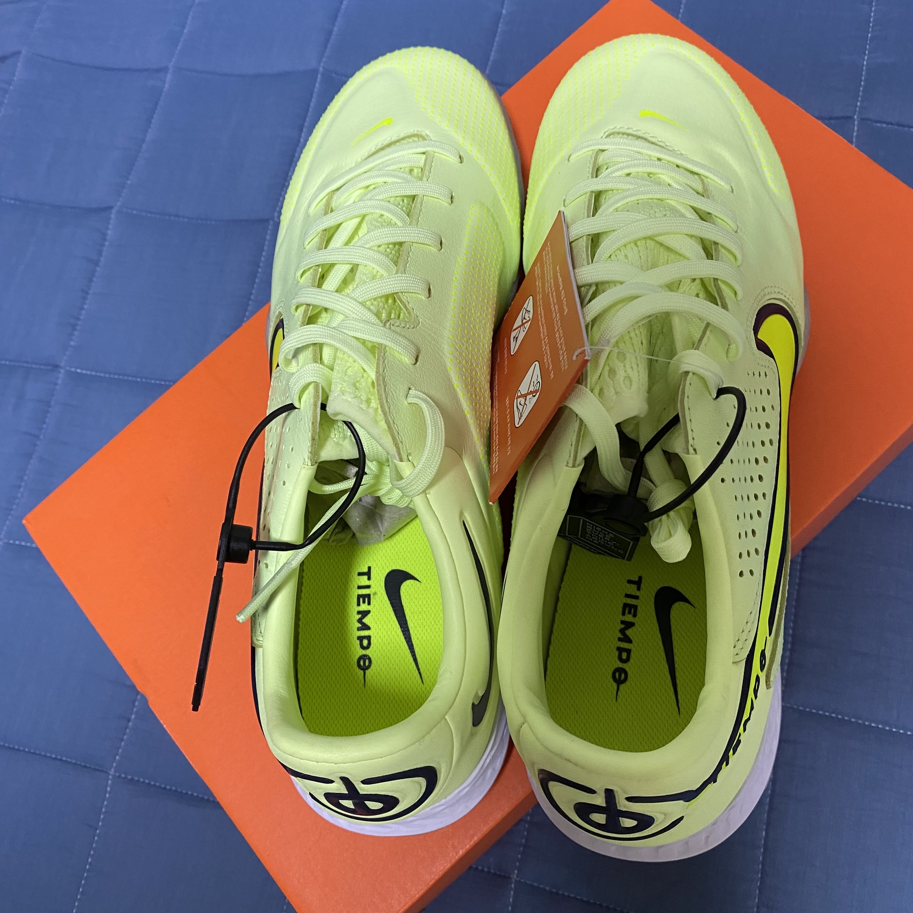 Nike React Tiempo Legend 9 Pro TF Barely Volt 착용 스타일 - 5