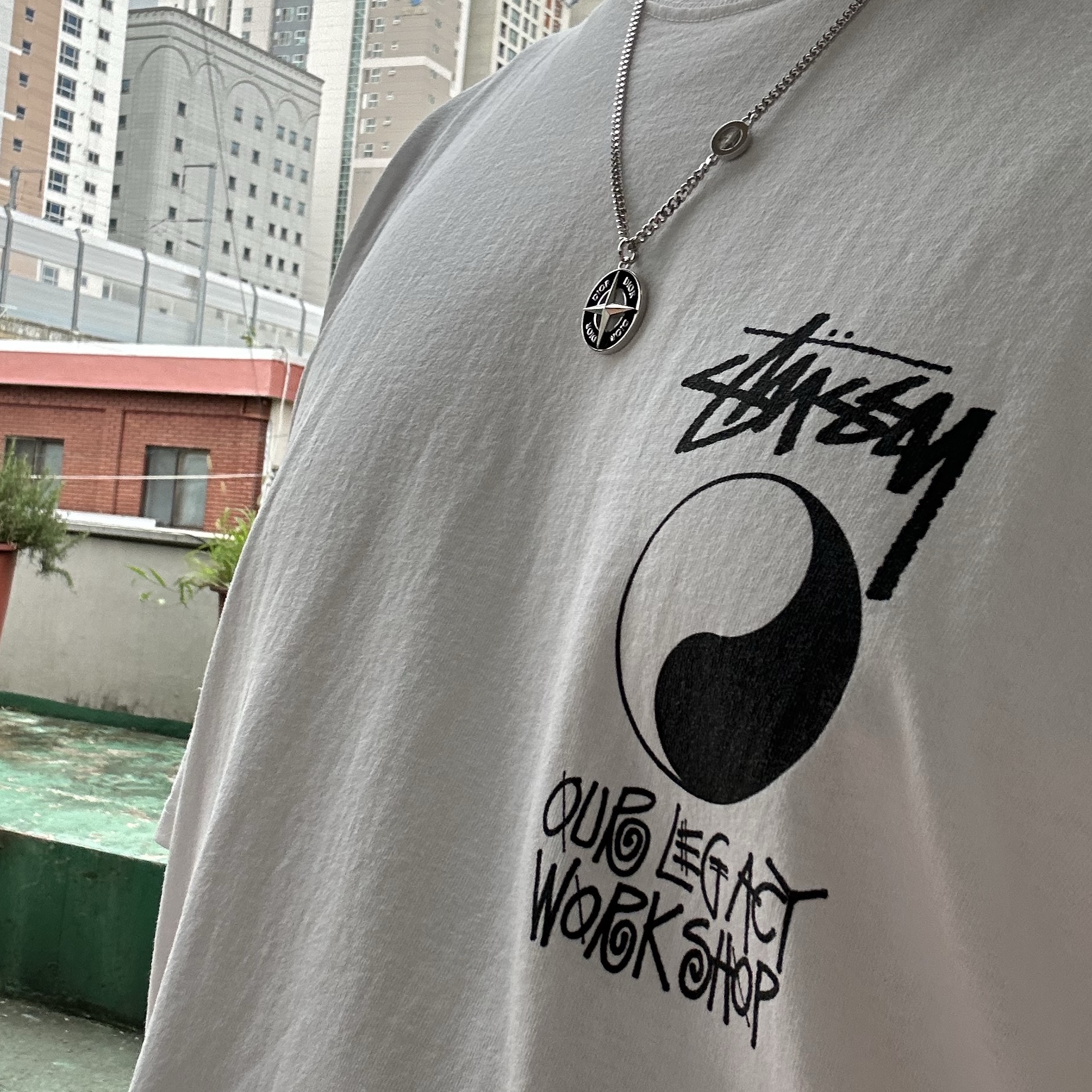 Dior x Stone Island Pendants Necklace Brass and Black Resin Silver-Finish, Stussy x Our Legacy Frame Pigment Dyed T-Shirt Natural 착용 스타일