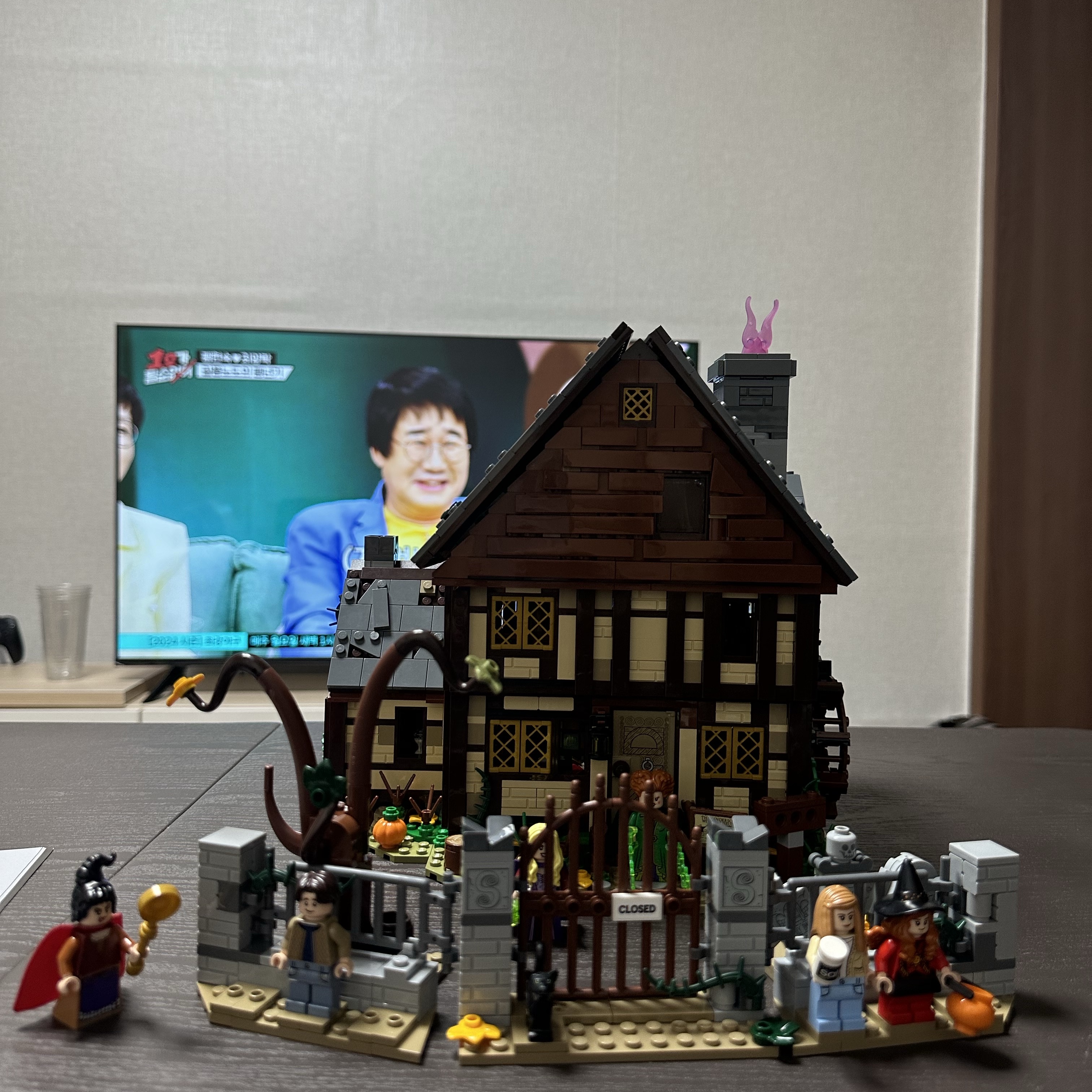 Lego Disney Hocus Pocus The Sanderson Sisters' Cottage 착용 스타일 - 1