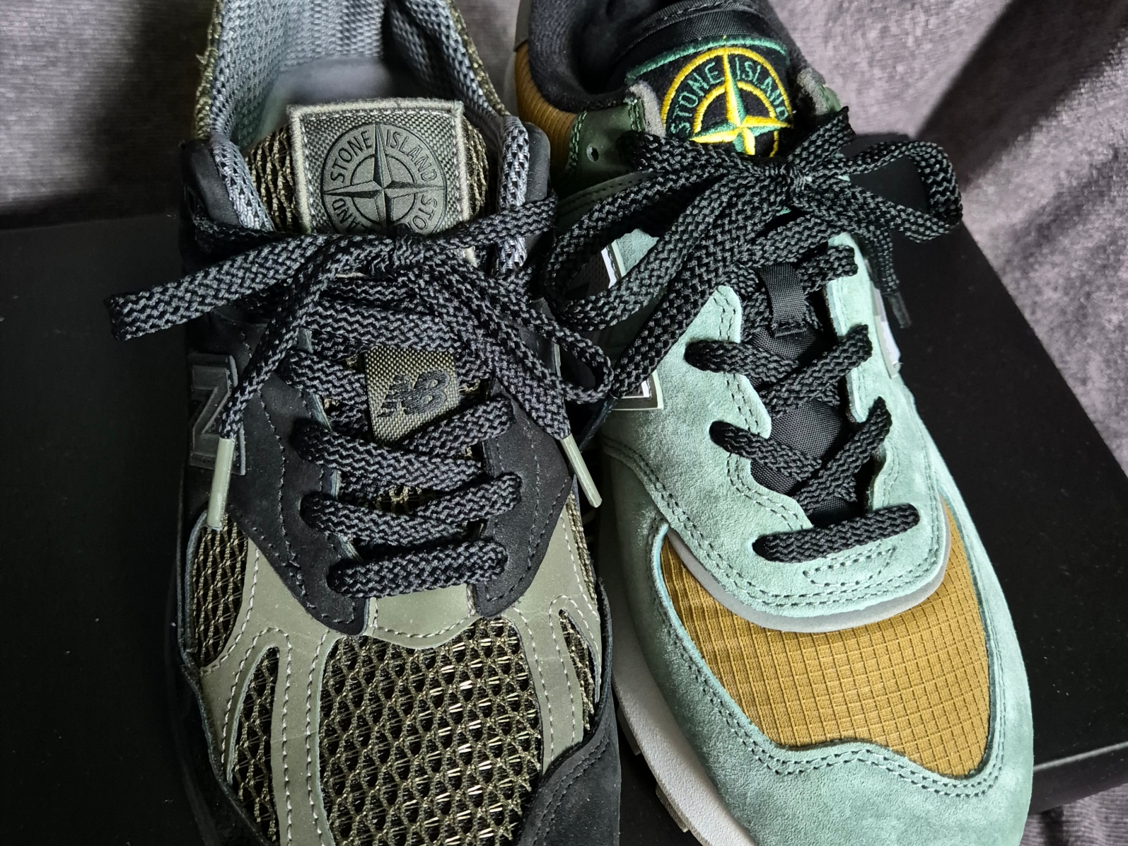 New Balance x Stone Island 574 Legacy Light Green, New Balance x Stone Island 991v2 Made in UK Black Olive Night 착용 스타일 - 3