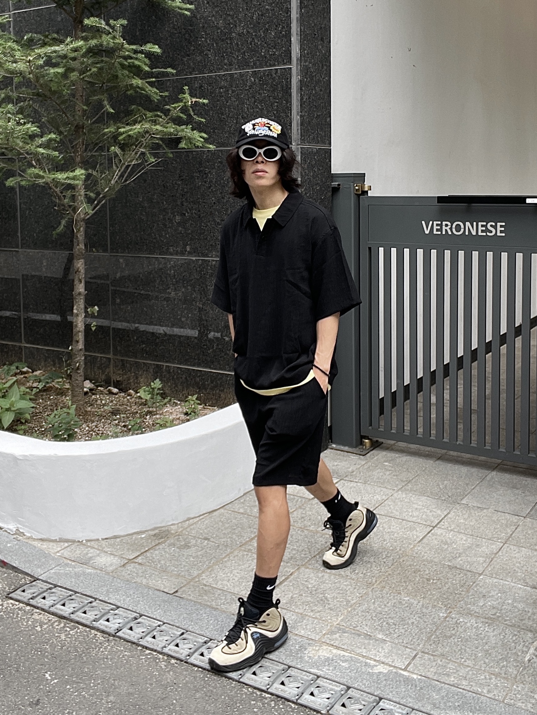 Nike x Stussy Air Penny II Rattan and Limestone, The Museum Visitor x Jon Burgerman Pinky Winky & Charlie Ball Cap Black 착용 스타일 - 2