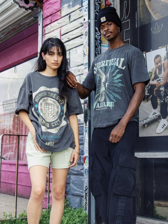 Honor the Gift HTG Seal Logo Tee Black 착용 스타일 - 3