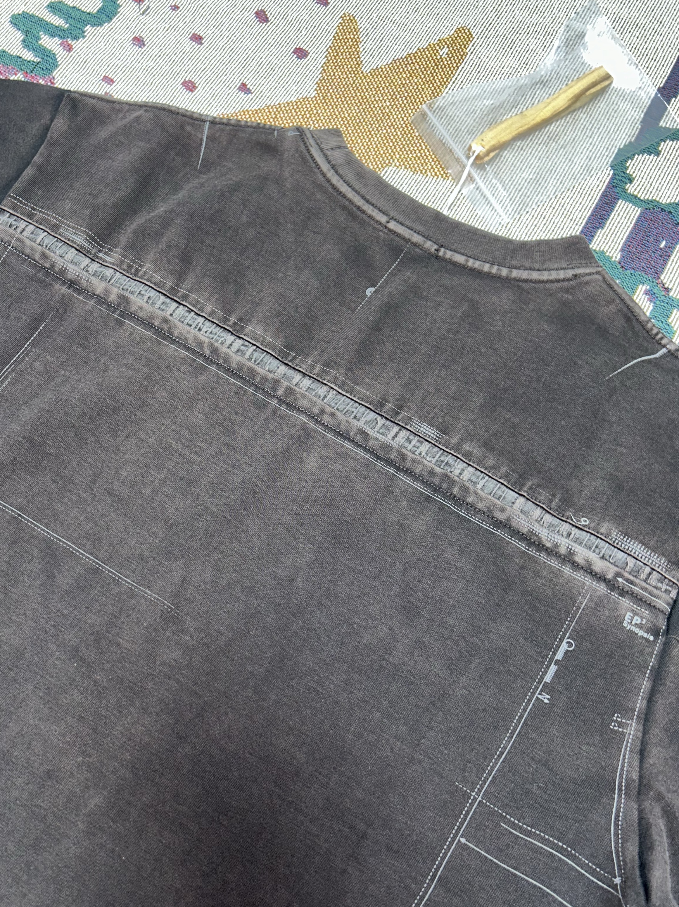 Xlim Ep.3 Synopsis 01 T-Shirt Charcoal 착용 스타일 - 1