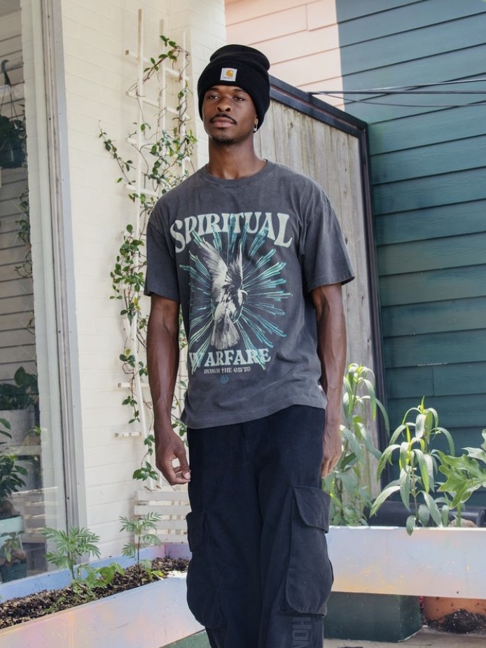 Honor the Gift Spiritual Conflict SS Tee Black 착용 스타일 - 1