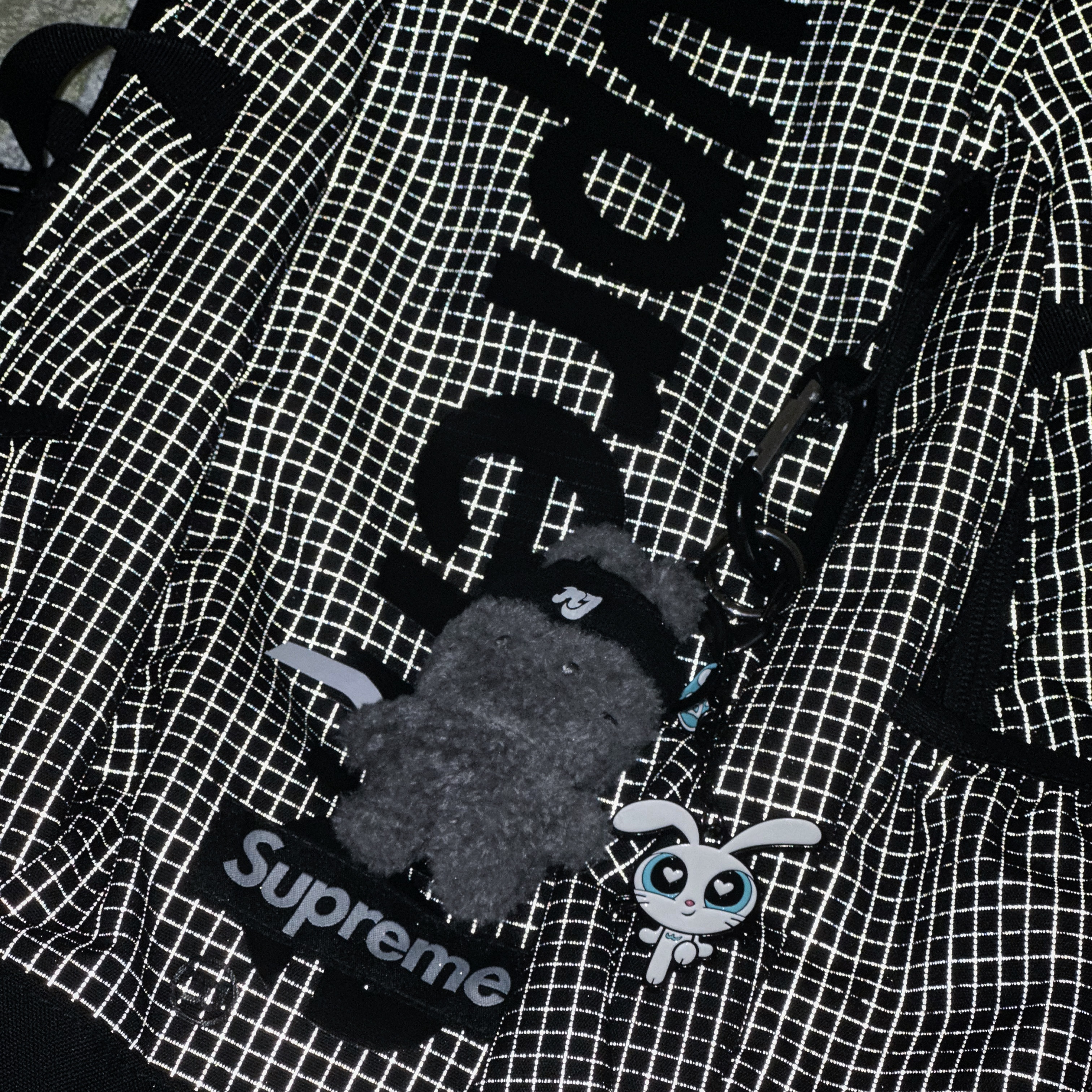 Supreme Backpack Black - 24SS, NewJeans Bunini Mini Costume Keyring Gray 착용 스타일