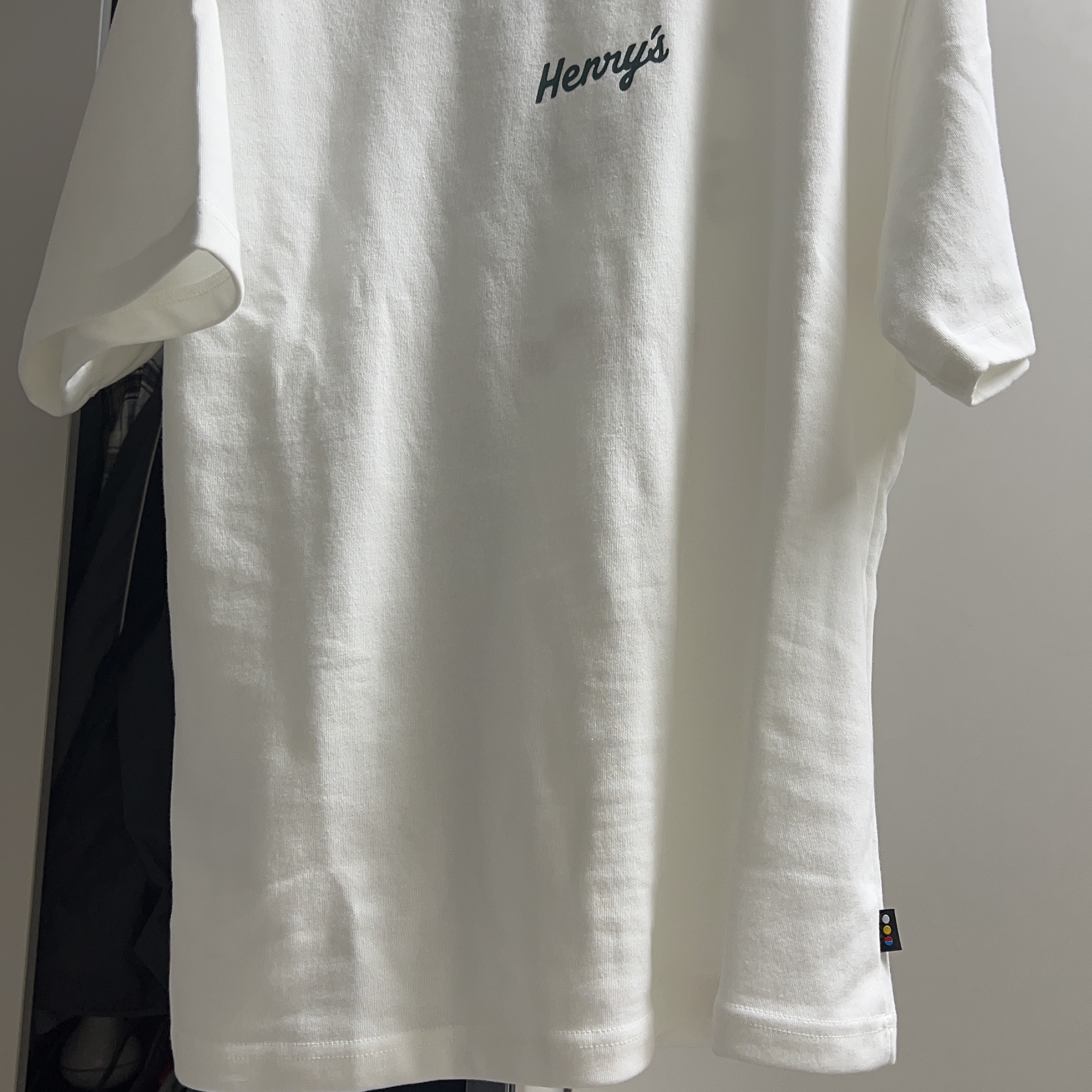IAB Studio x Henry’s Pizza Logo T-Shirt White 착용 스타일 - 1
