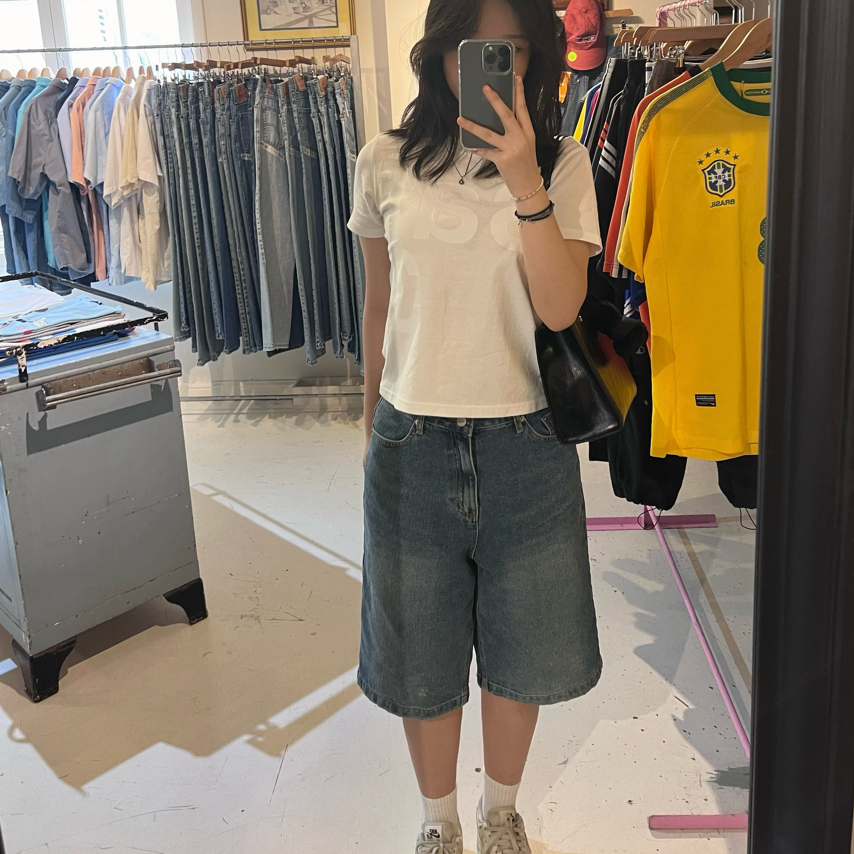 [KREAM 단독] Safarispot 1/2 Basic Safari T-Shirt White, (W) Nike Air Force 1 '07 Essential TRK3 Sail 착용 스타일 - 2