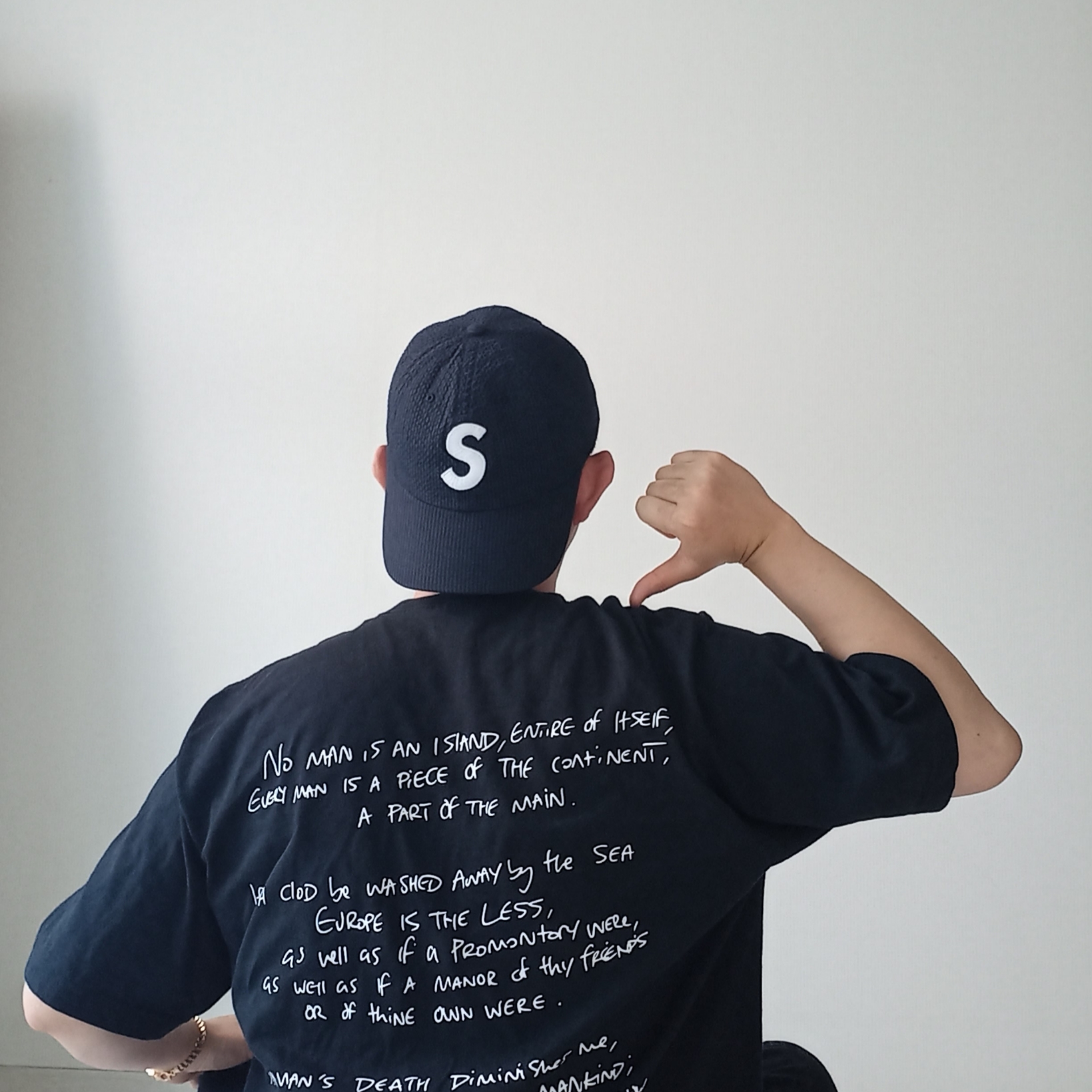 Supreme Seoul Box Logo T-Shirt White - 23FW, Supreme Seersucker S Logo 6-Panel Black - 24SS 착용 스타일 - 2