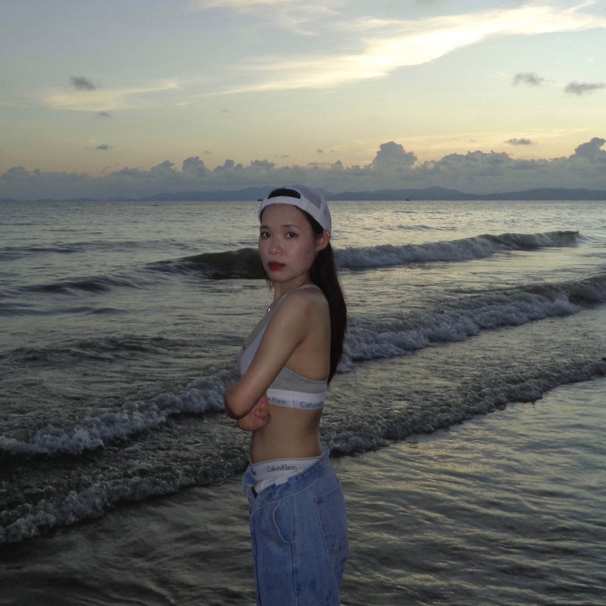 (W) Calvin Klein Modern Cotton Bralette Grey Heather, (W) Calvin Klein Modern Cotton Bikini Brief Grey Heather 착용 스타일 - 3