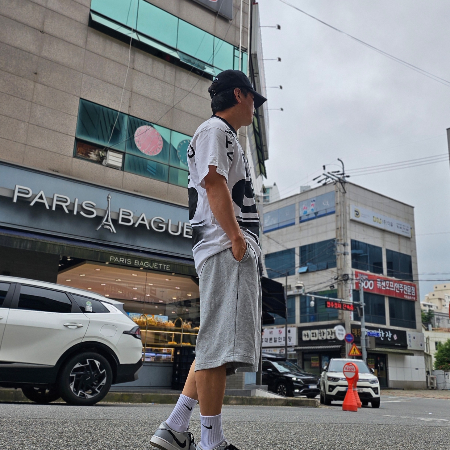 Jordan 1 Low Golf Wolf Grey, Nike NRG Massive DEPT T-Shirt White - Asia 착용 스타일 - 1