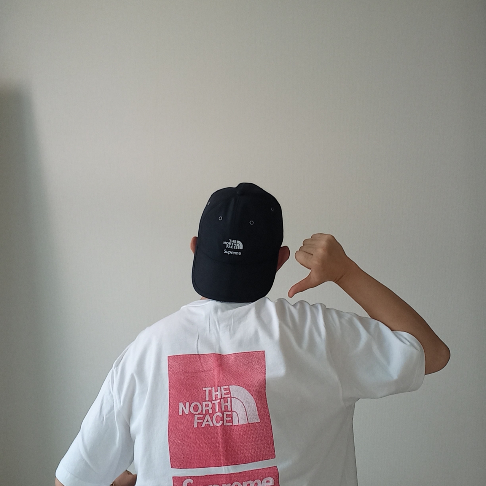 Supreme Seoul Box Logo T-Shirt White - 23FW, Supreme Seersucker S Logo 6-Panel Black - 24SS 착용 스타일 - 4