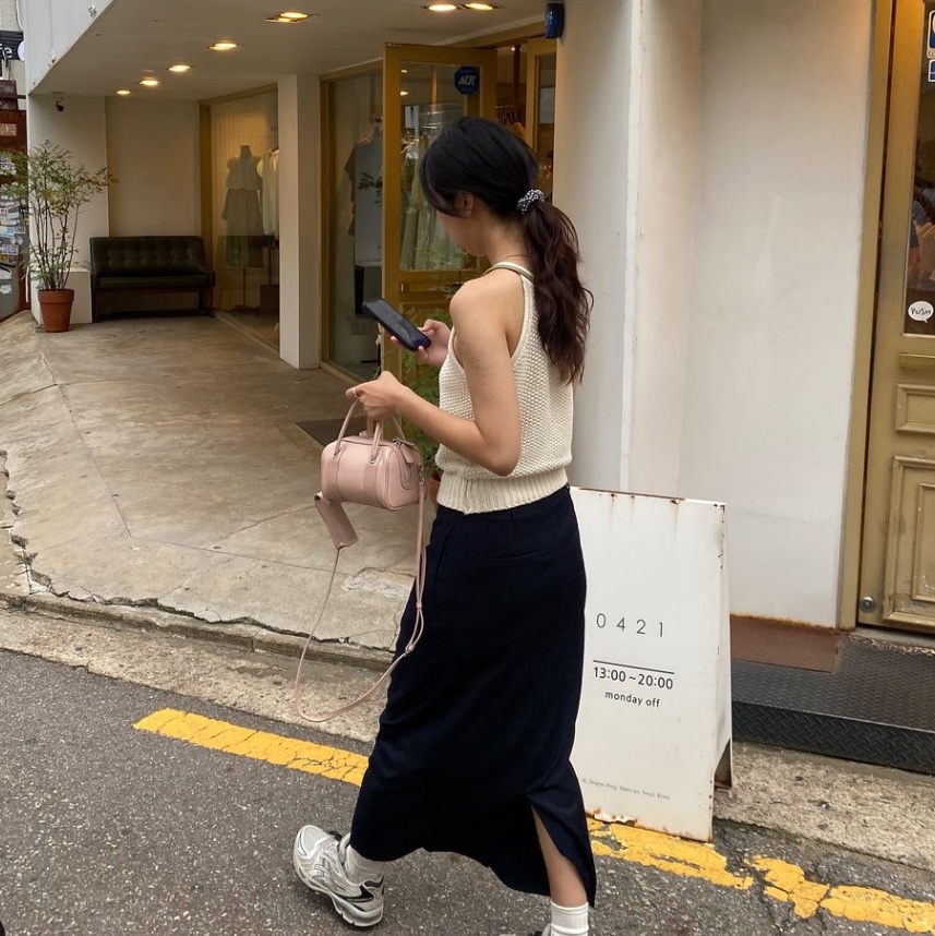 APOA Rueda Mini Bag Black, APOA Rueda Mini Bag Off White 착용 스타일