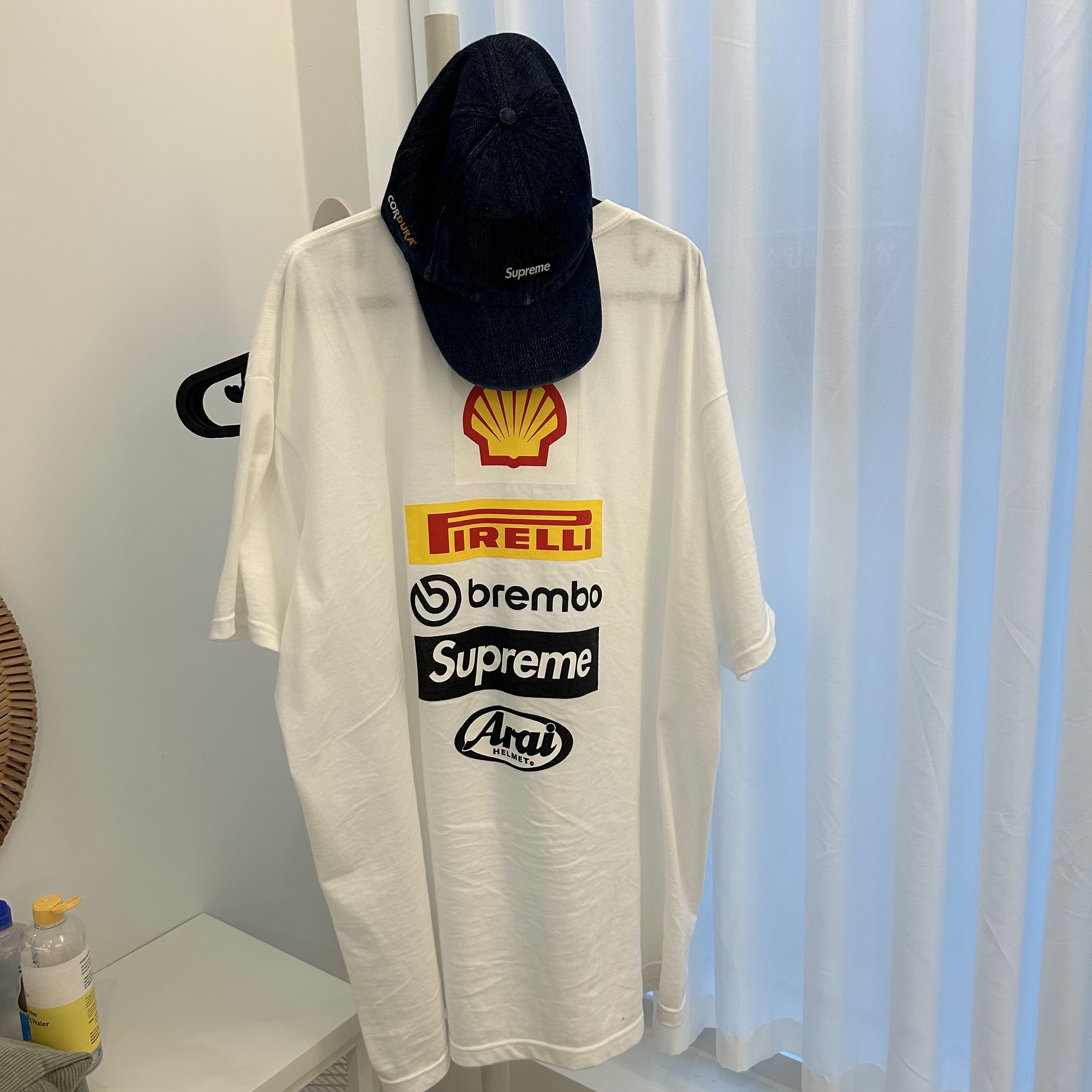 Supreme x Ducati Logos T-Shirt White - 24SS, Supreme Cordura Denim Small Box 6-Panel Blue - 24SS 착용 스타일 - 2