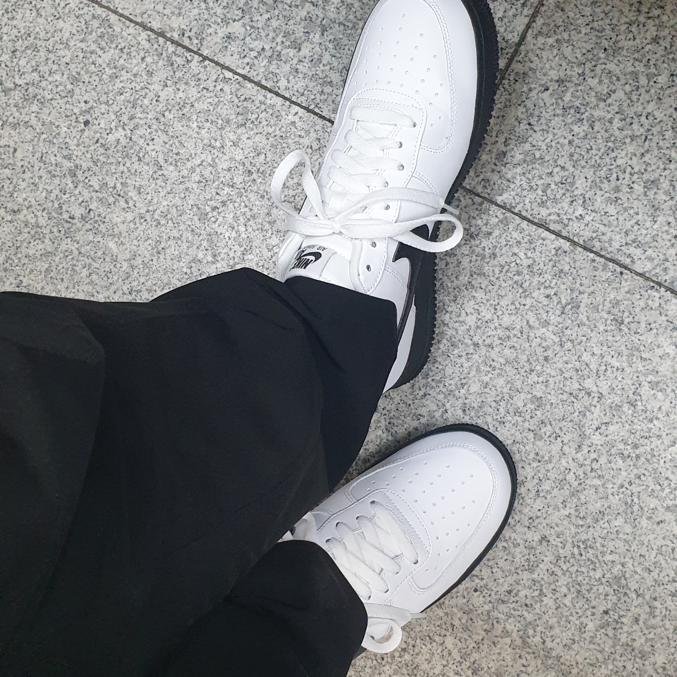 Nike Air Force 1 '07 Black Dark Team Red 착용 스타일