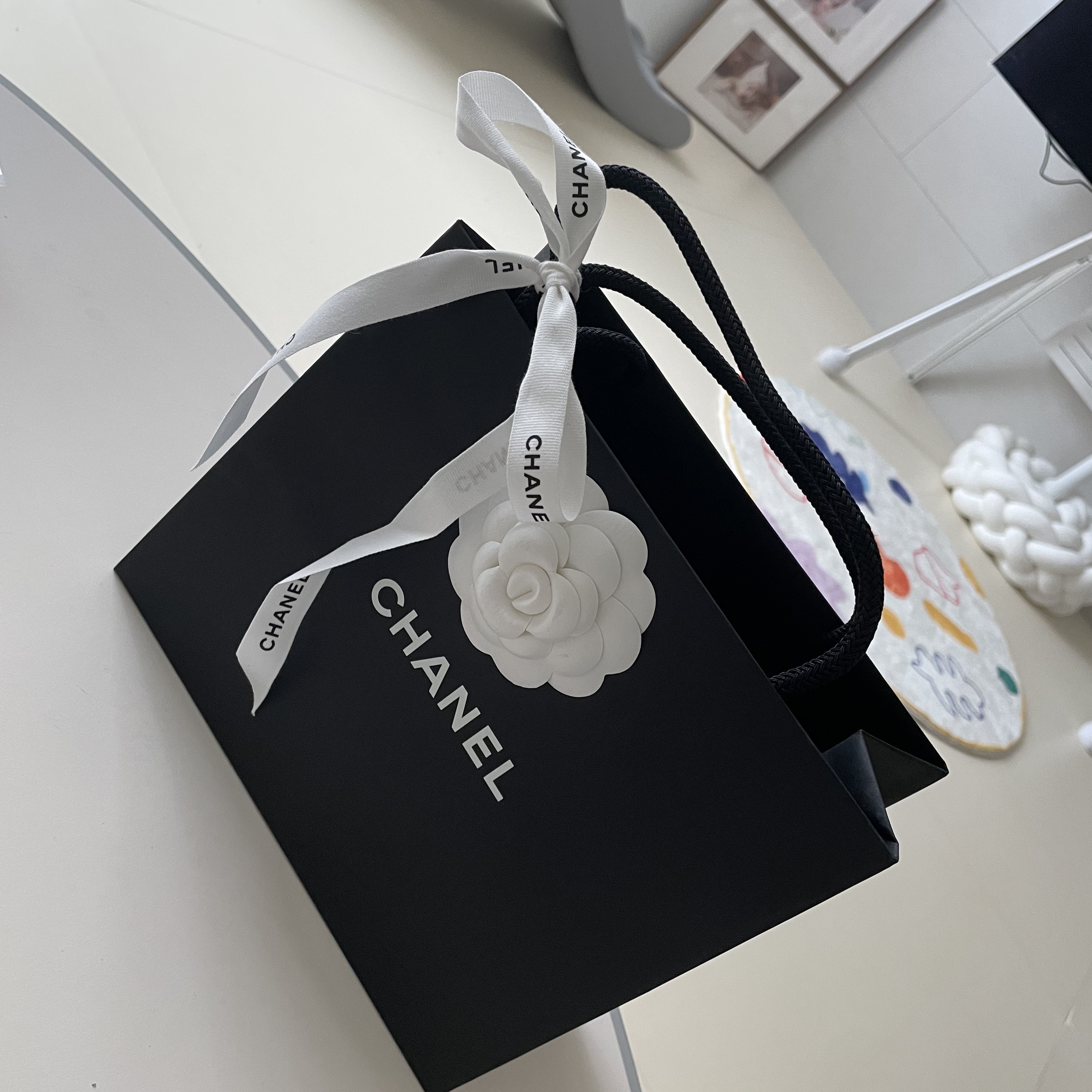 Chanel Classic Card Holder Grained Calfskin & Silver Black 착용 스타일