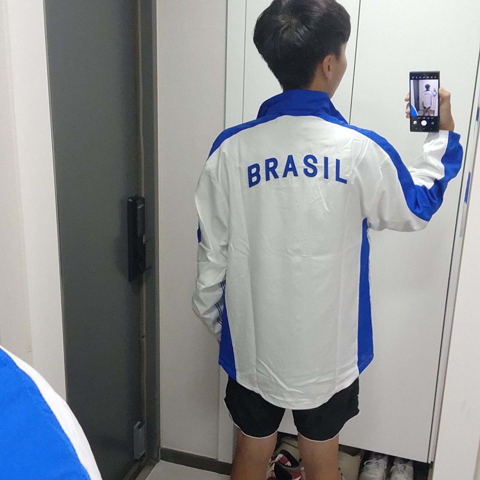 Nike Brazil 1998 Reissue Soccer Replica Track Jacket White (FZ6681-100) 착용 스타일 - 2