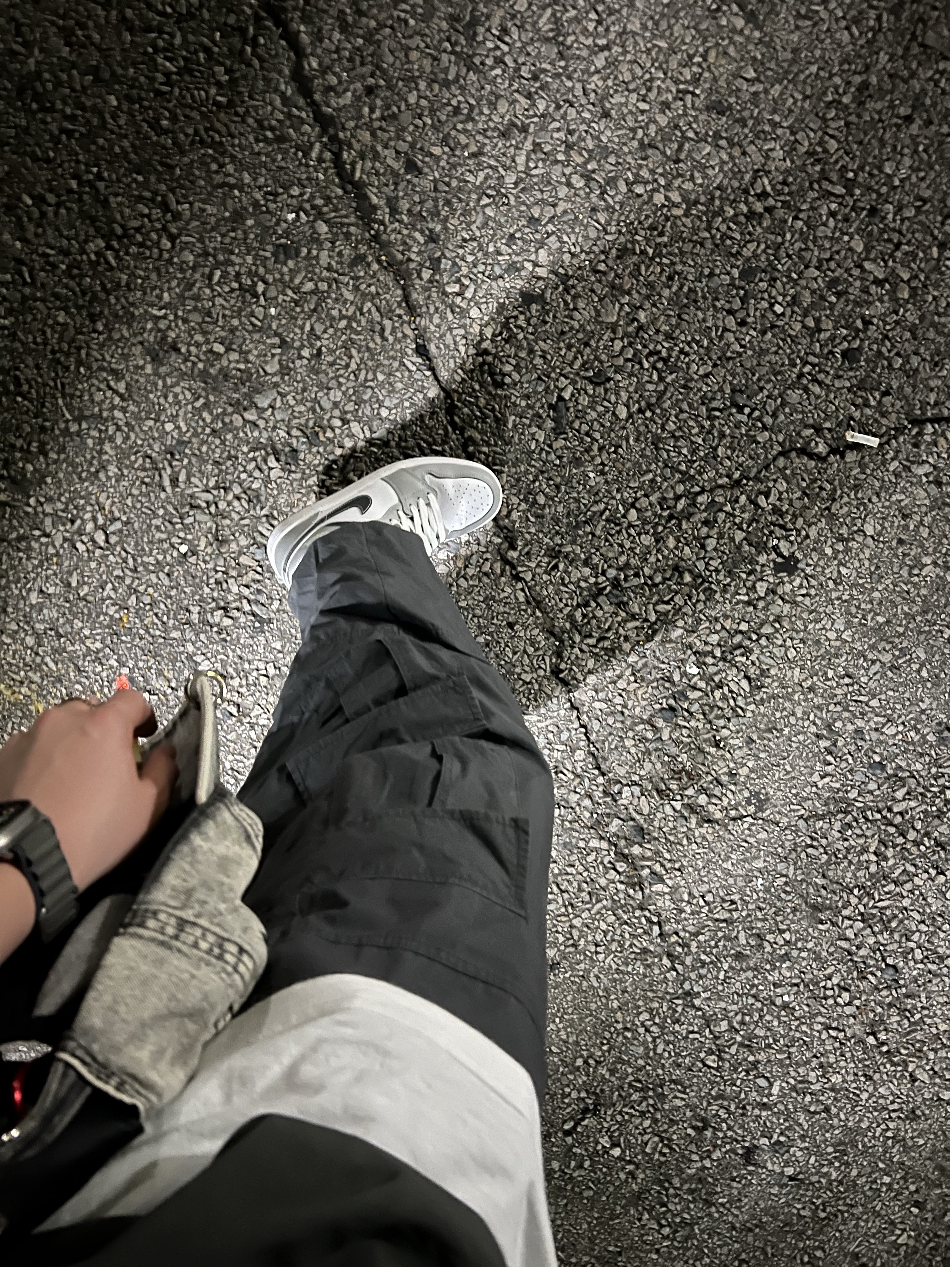 Jordan 1 Mid Light Smoke Grey Anthracite, Uniqlo UT x Kaws Short Sleeve Graphic T-Shirt White 착용 스타일