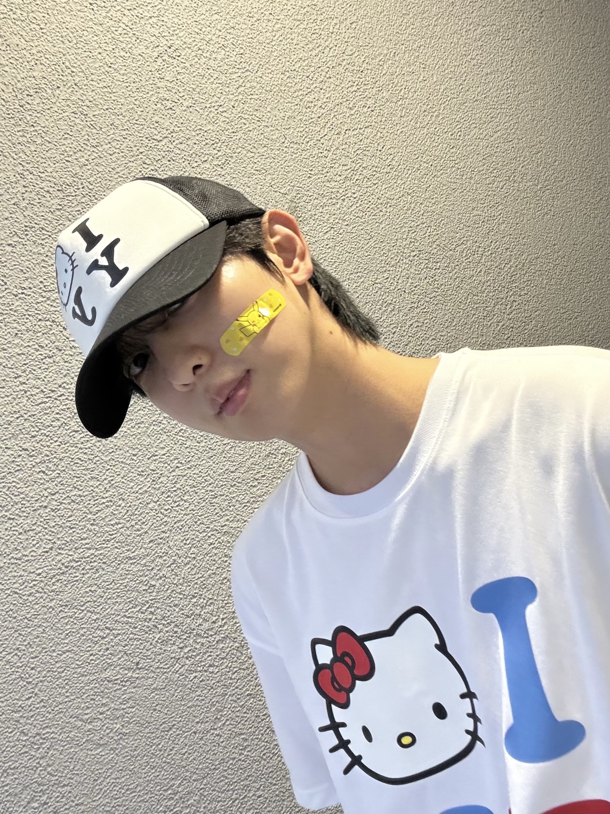 Open Yy x Hello Kitty T-Shirt White, Open Yy x Hello Kitty Trucker Cap Black 착용 스타일 - 2