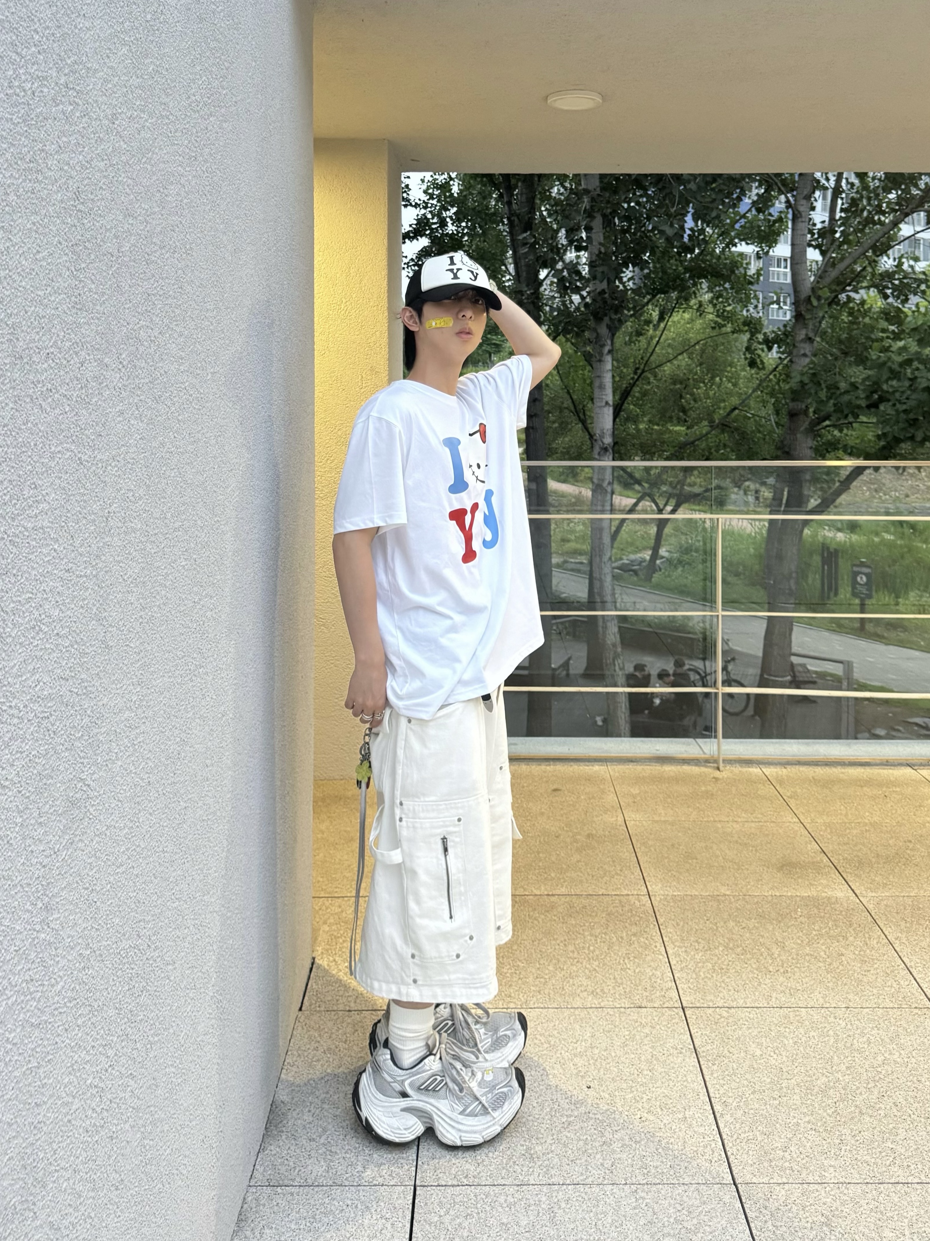 Open Yy x Hello Kitty T-Shirt White, Open Yy x Hello Kitty Trucker Cap Black 착용 스타일 - 5