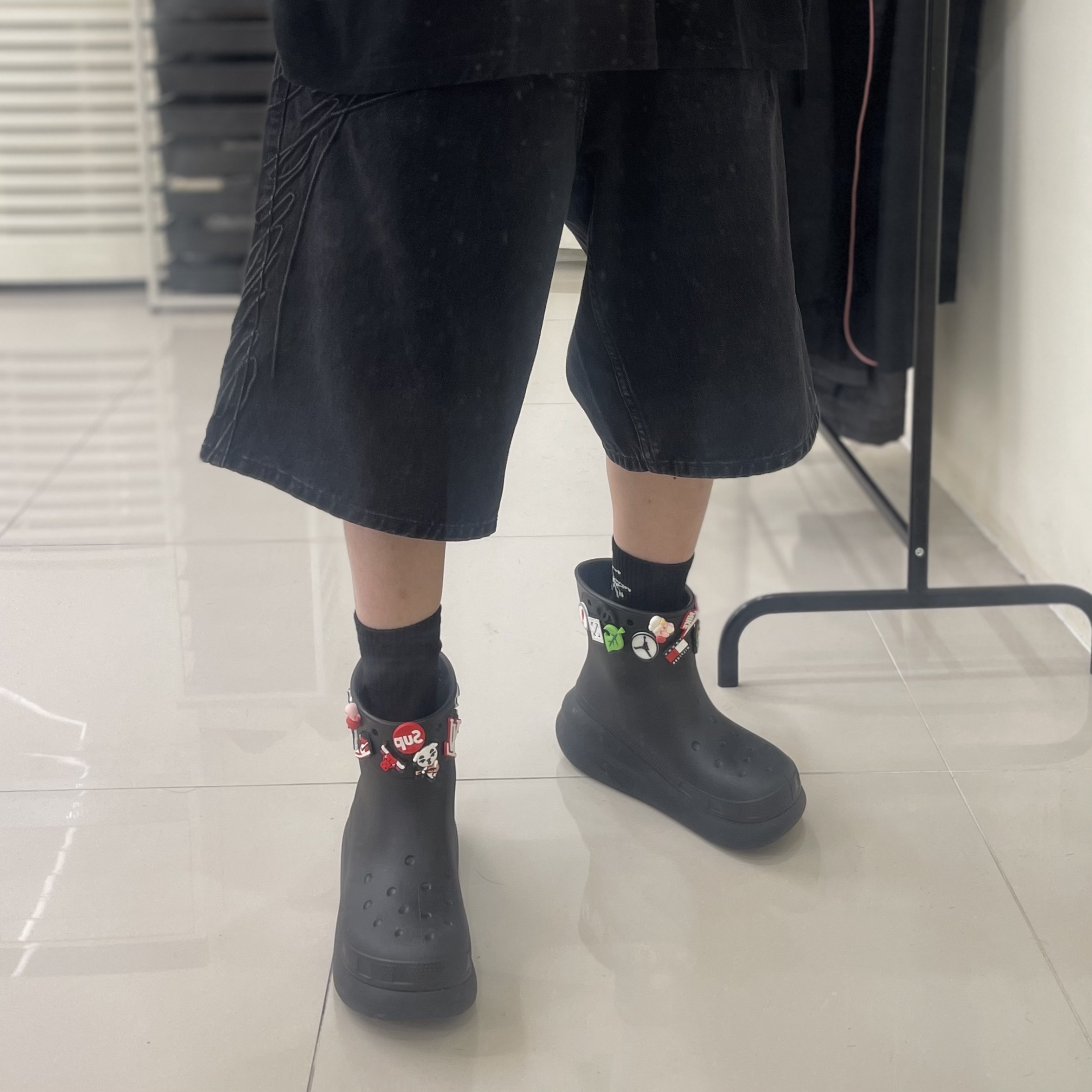 Supreme Script Baggy Denim Short Washed Black - 24SS, Crocs Classic Crush Boot Black 착용 스타일