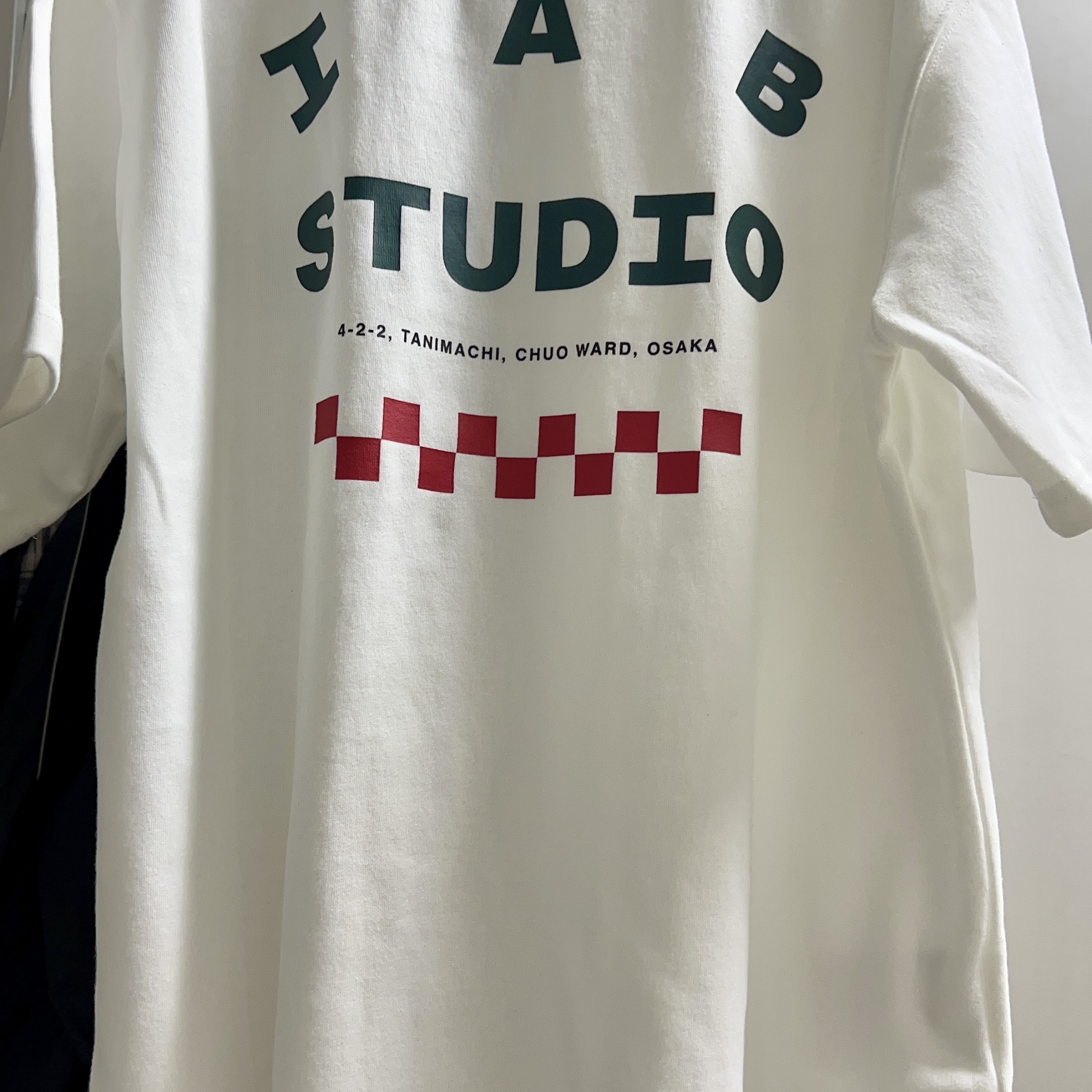 IAB Studio x Henry’s Pizza Logo T-Shirt White 착용 스타일 - 2
