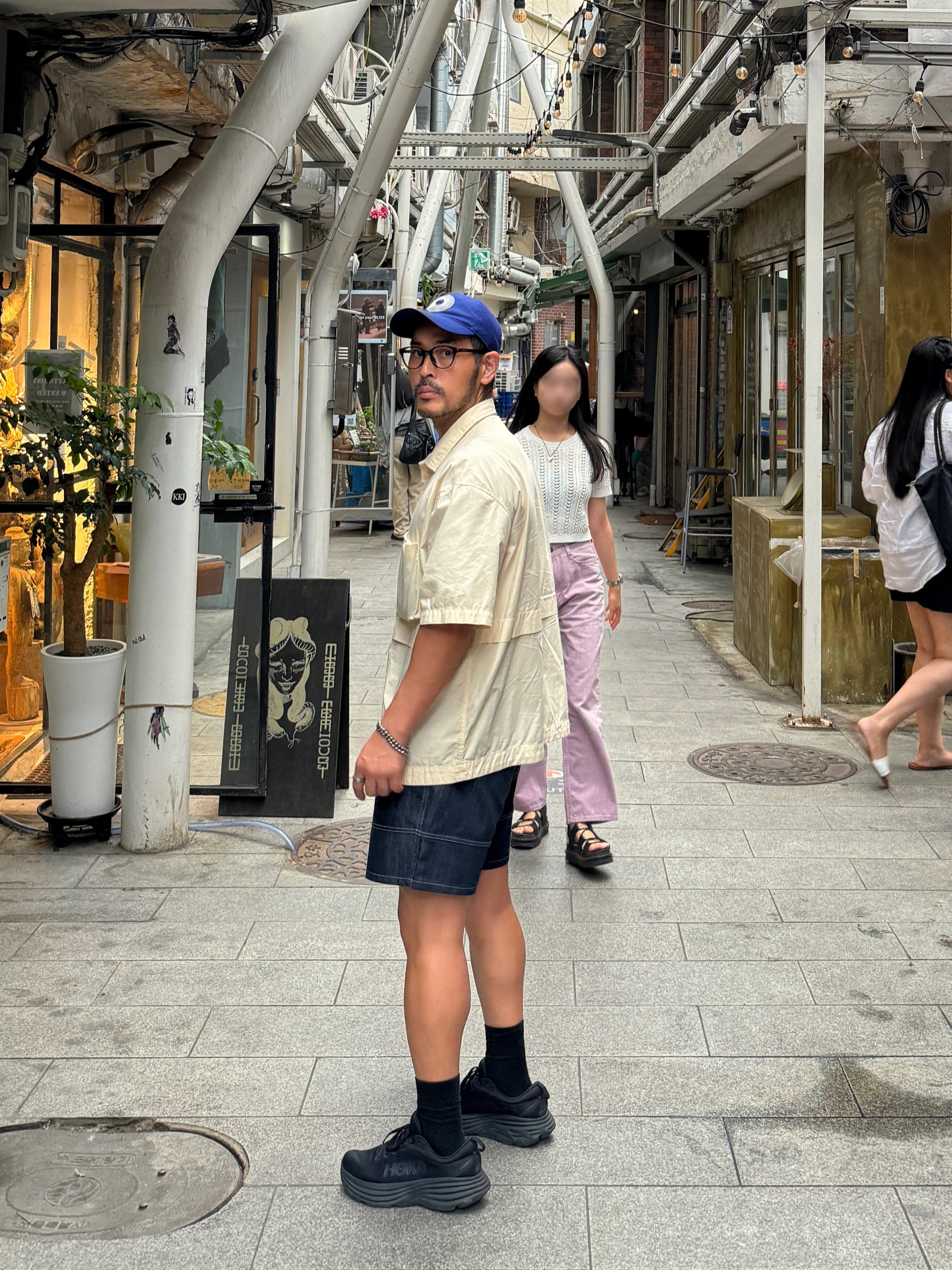 Curated Parade Uncircle Cap Blue, Hoka Bondi 8 Black - Wide 착용 스타일 - 1