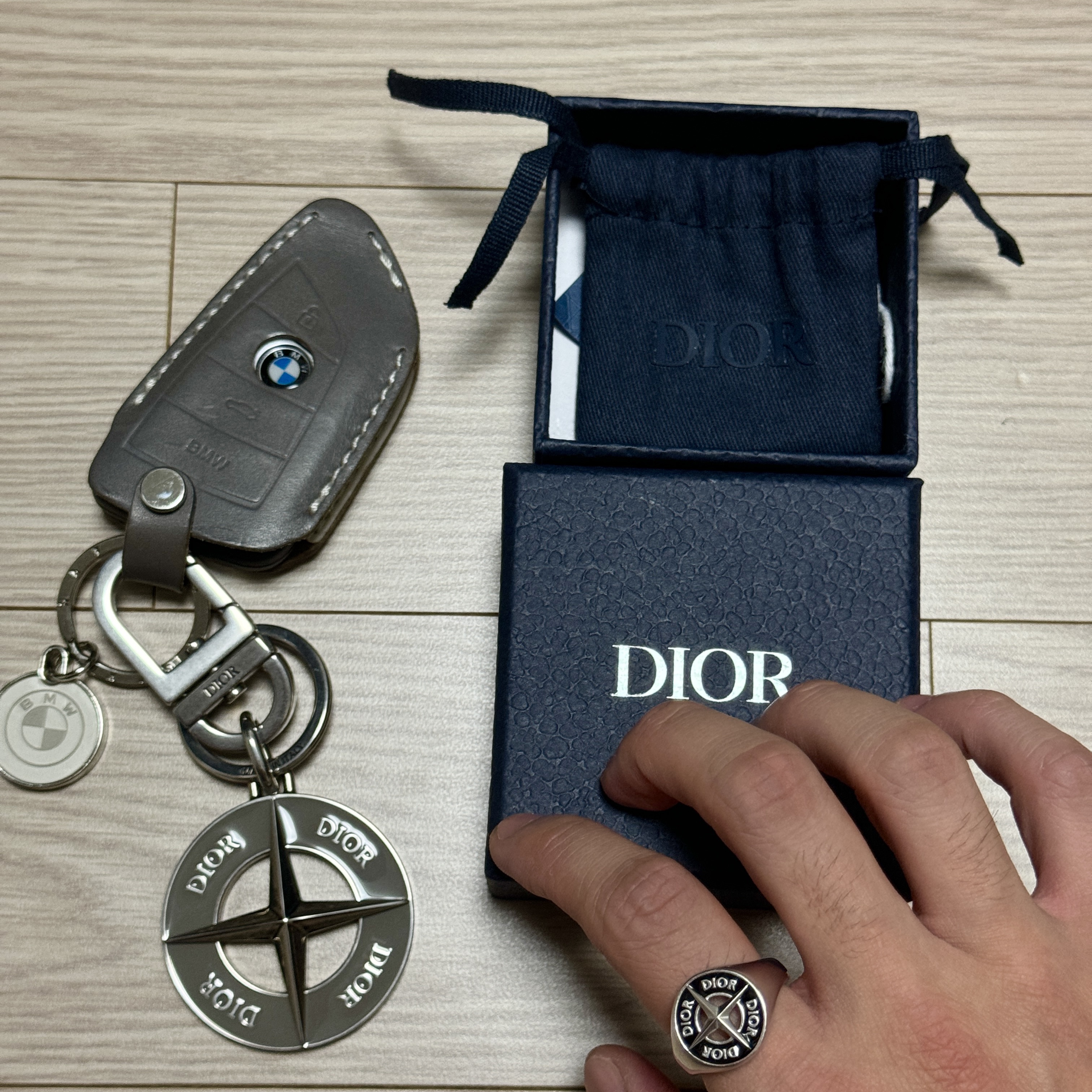 Dior x Stone Island Signet Ring and Black Resin Silver, Dior x Stone Island Key Ring Palladium Finish Brass and Gray Enamel 착용 스타일