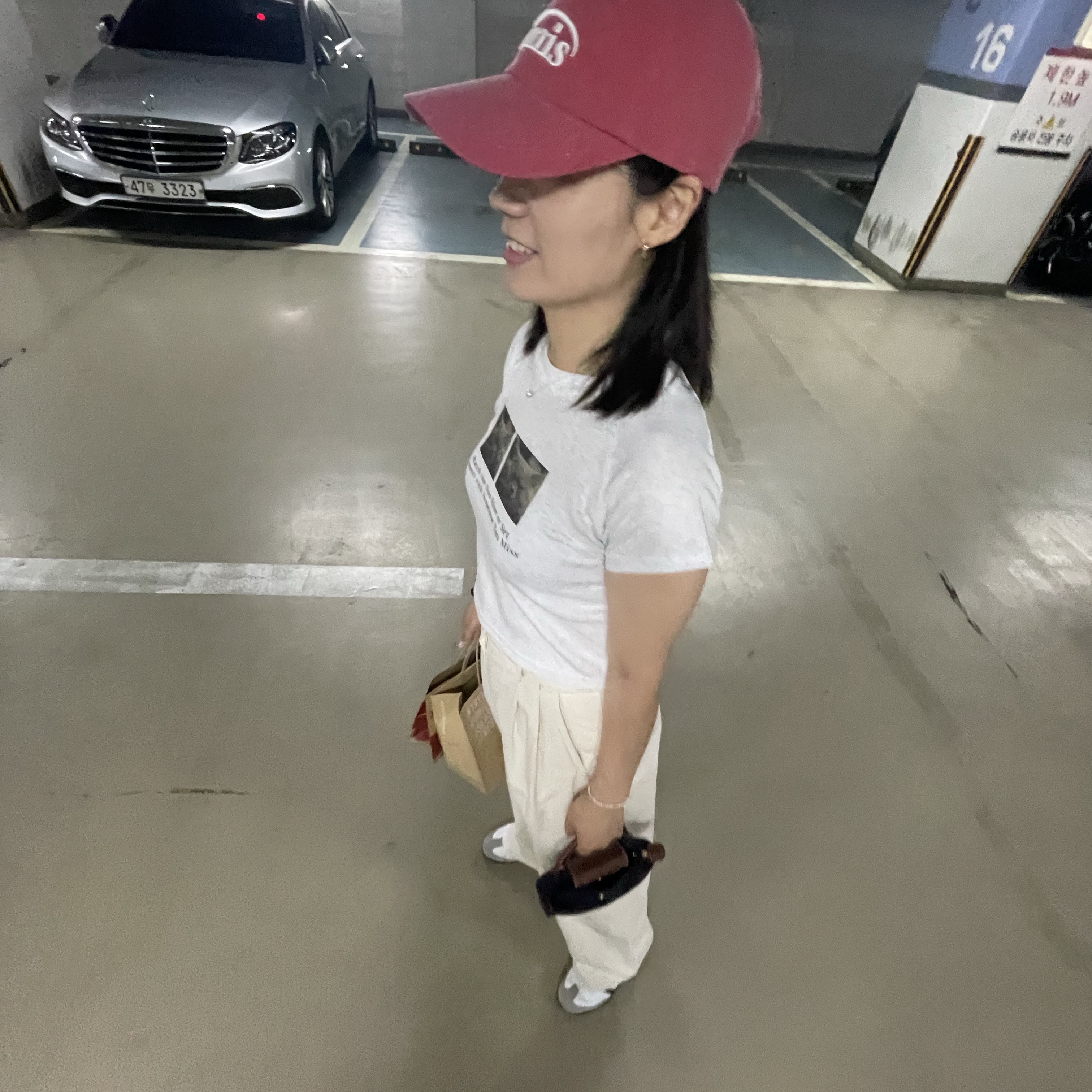 Emis New Logo Pigment Ball Cap Red 착용 스타일