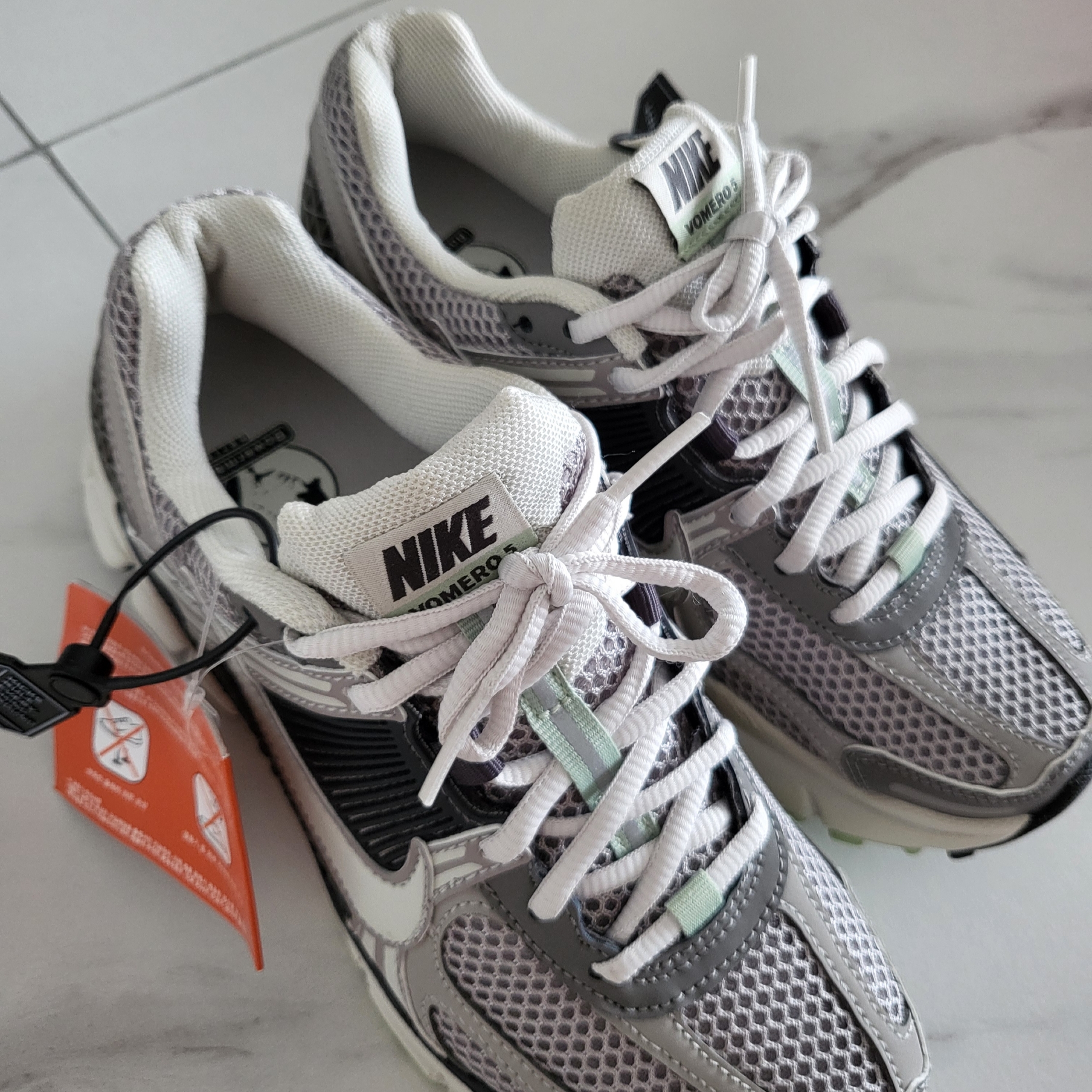 (W) Nike Zoom Vomero 5 Cobblestone and Flat Pewter 착용 스타일