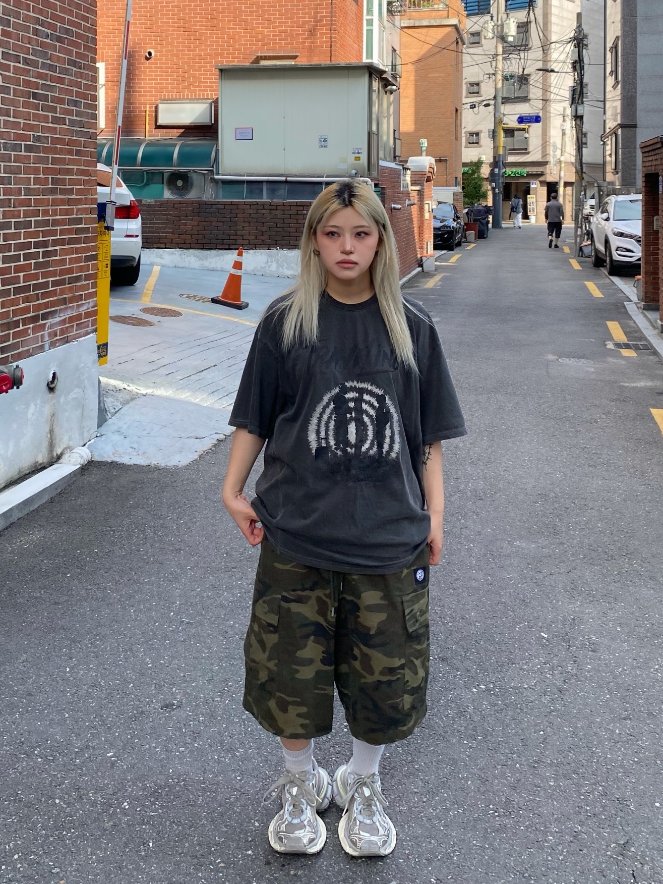 (W) Balenciaga 3XL Sneakers Light Beige 착용 스타일 - 1