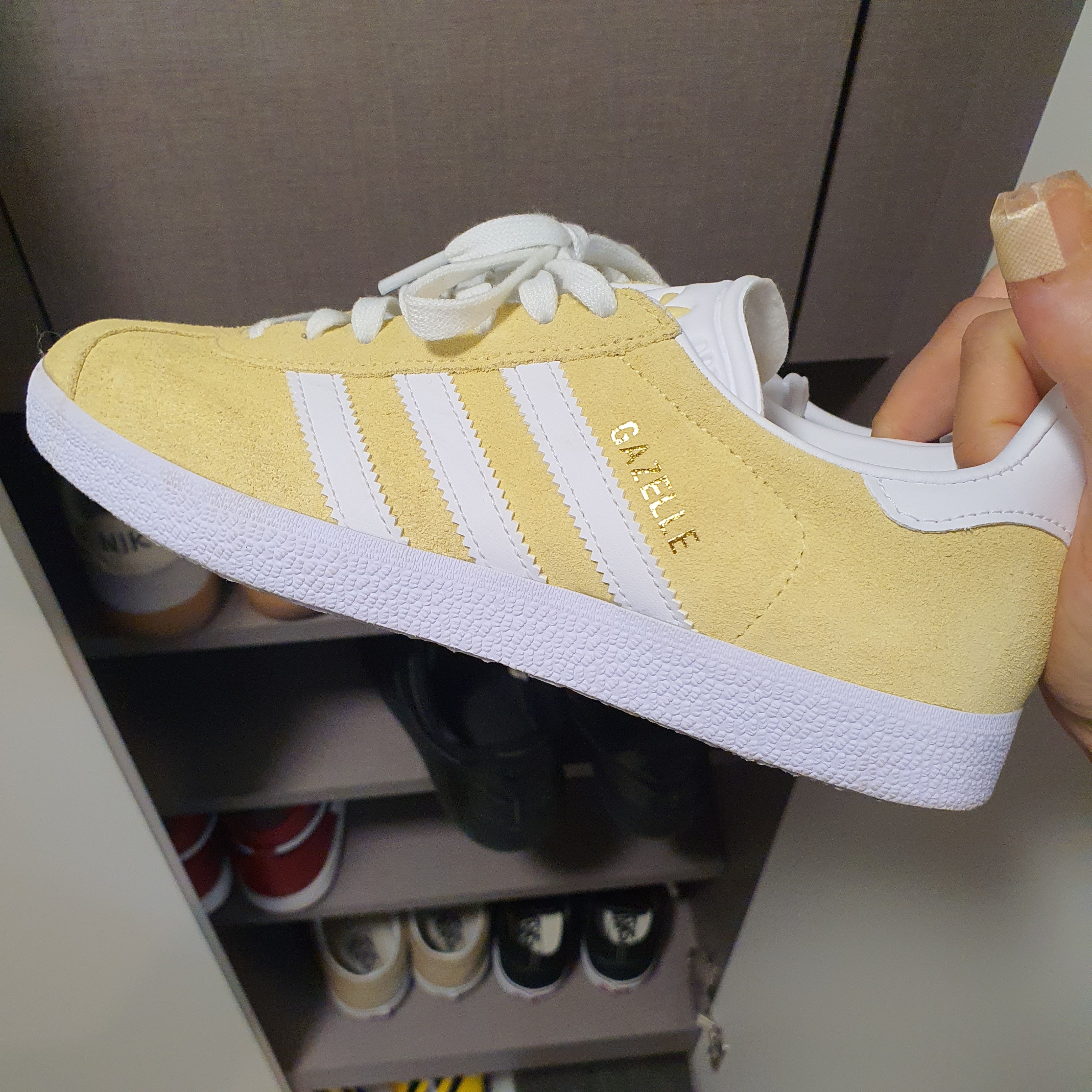 Adidas Gazelle Almost Yellow, Nike x J.Crew Killshot 2 Sail Midnight Navy 착용 스타일