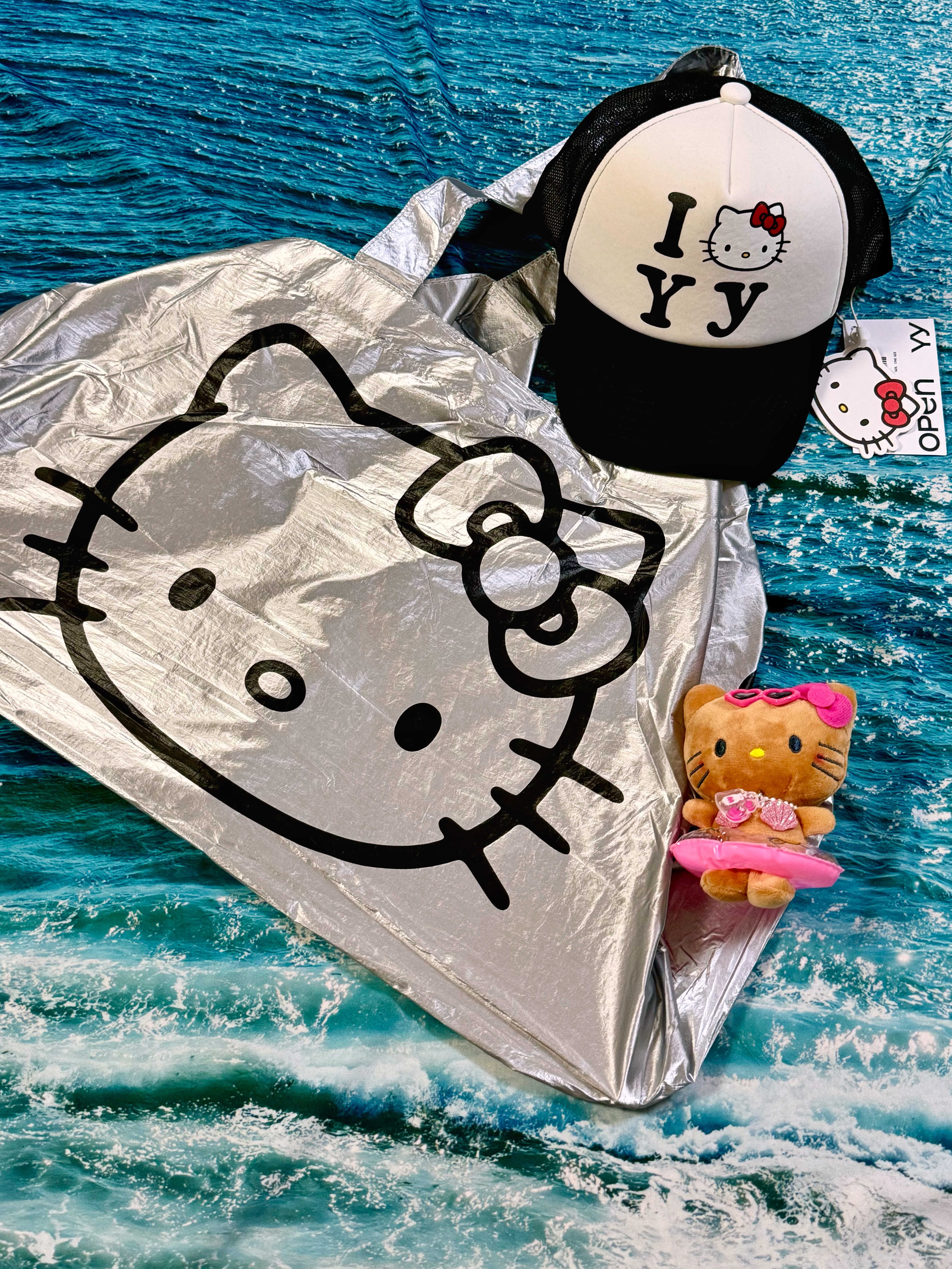 Open Yy x Hello Kitty Shopper Tote Bag Silver, Open Yy x Hello Kitty Trucker Cap Black 착용 스타일 - 1