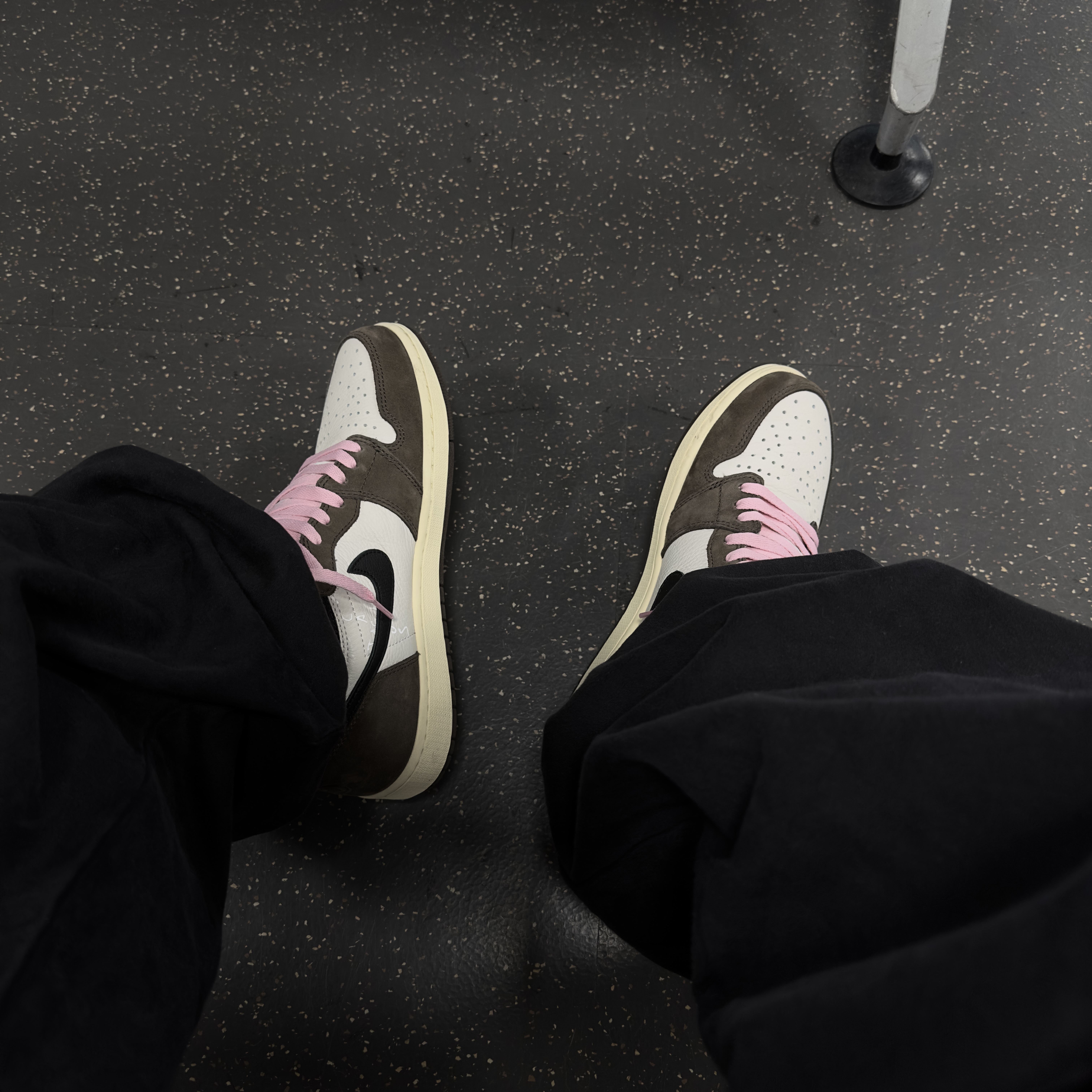 Yeezy Gap Engineered By Balenciaga Sateen Cargo Pants Black, Jordan 1 x Travis Scott Retro High OG SP Mocha 착용 스타일