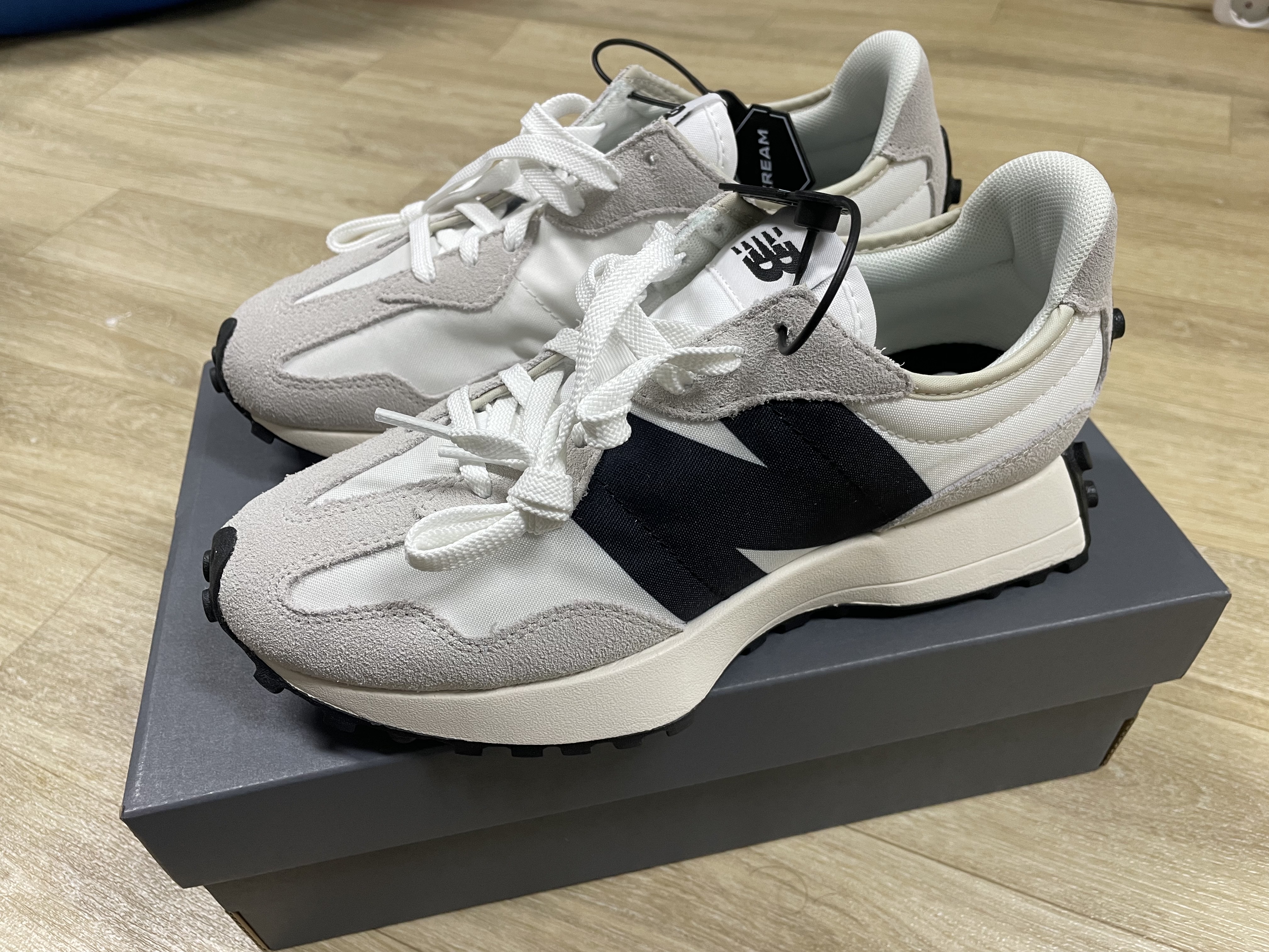 New Balance 327 White Black 착용 스타일