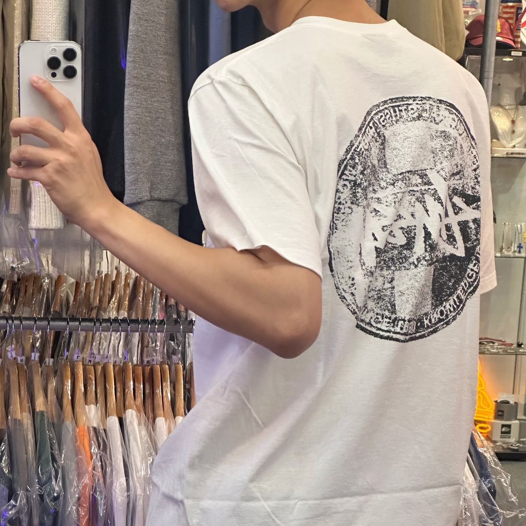 Supreme Mesh Sunshield Camp Cap Navy - 24SS, Stussy Sport Script T-Shirt White 착용 스타일 - 4