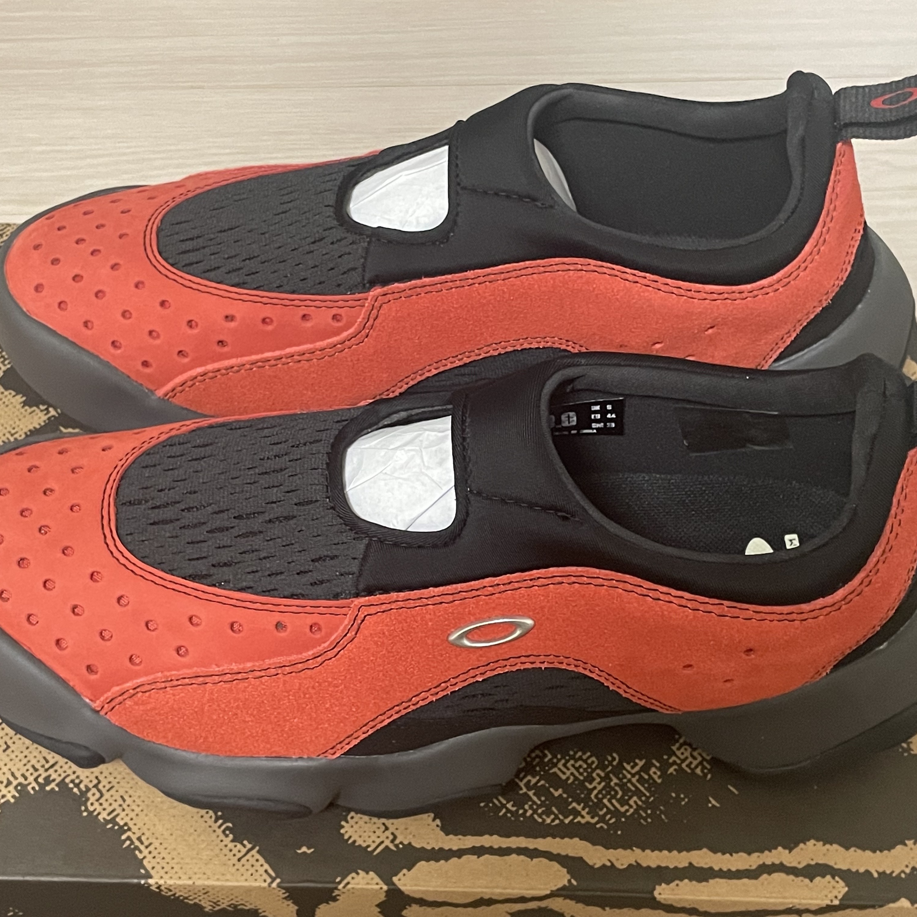 Oakley Factory Team x Brain Dead Suede Flesh Sandal Lava Black 착용 스타일 - 3