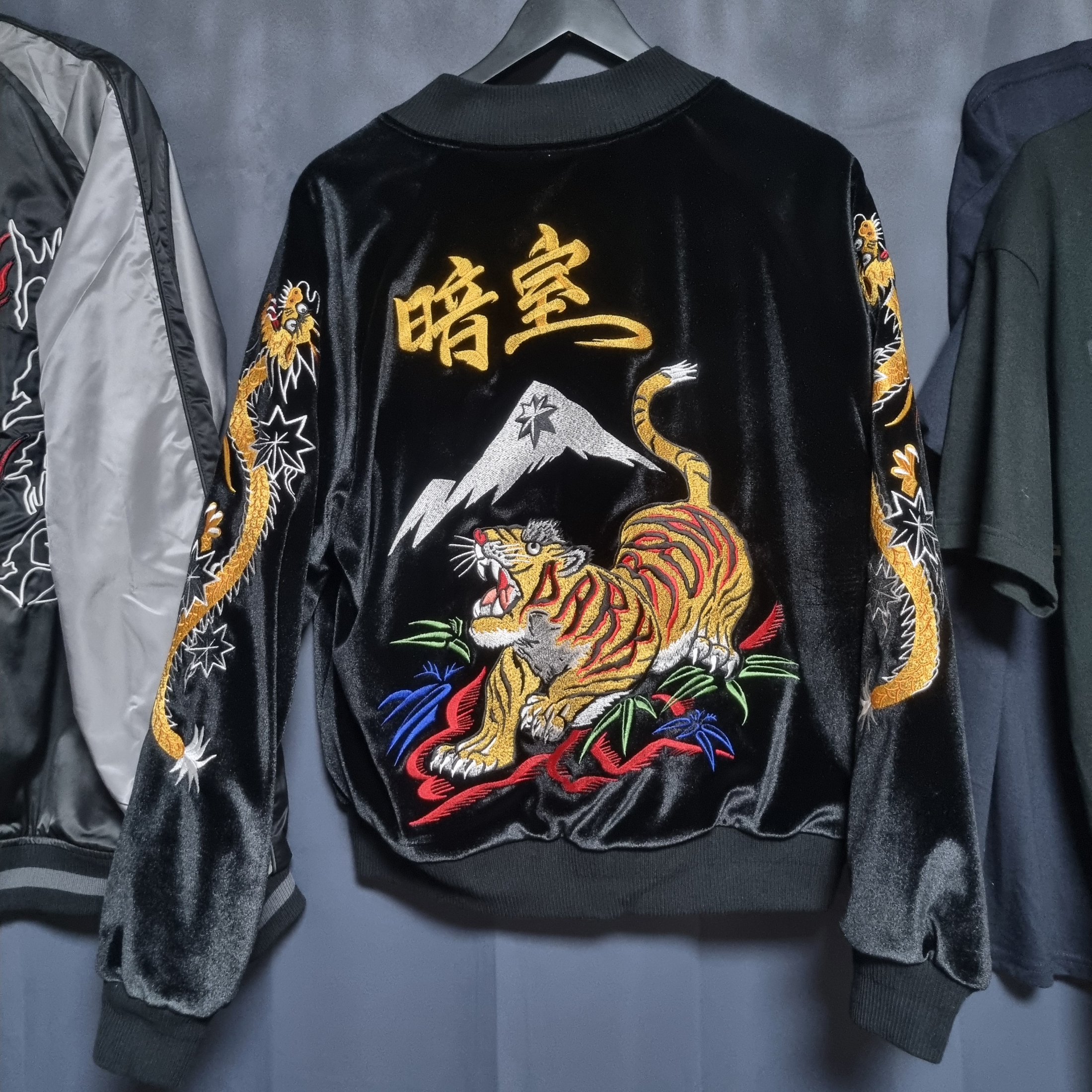Darkr8m Studio x Chance Clothing Souvenir Jacket Black 착용 스타일 - 2