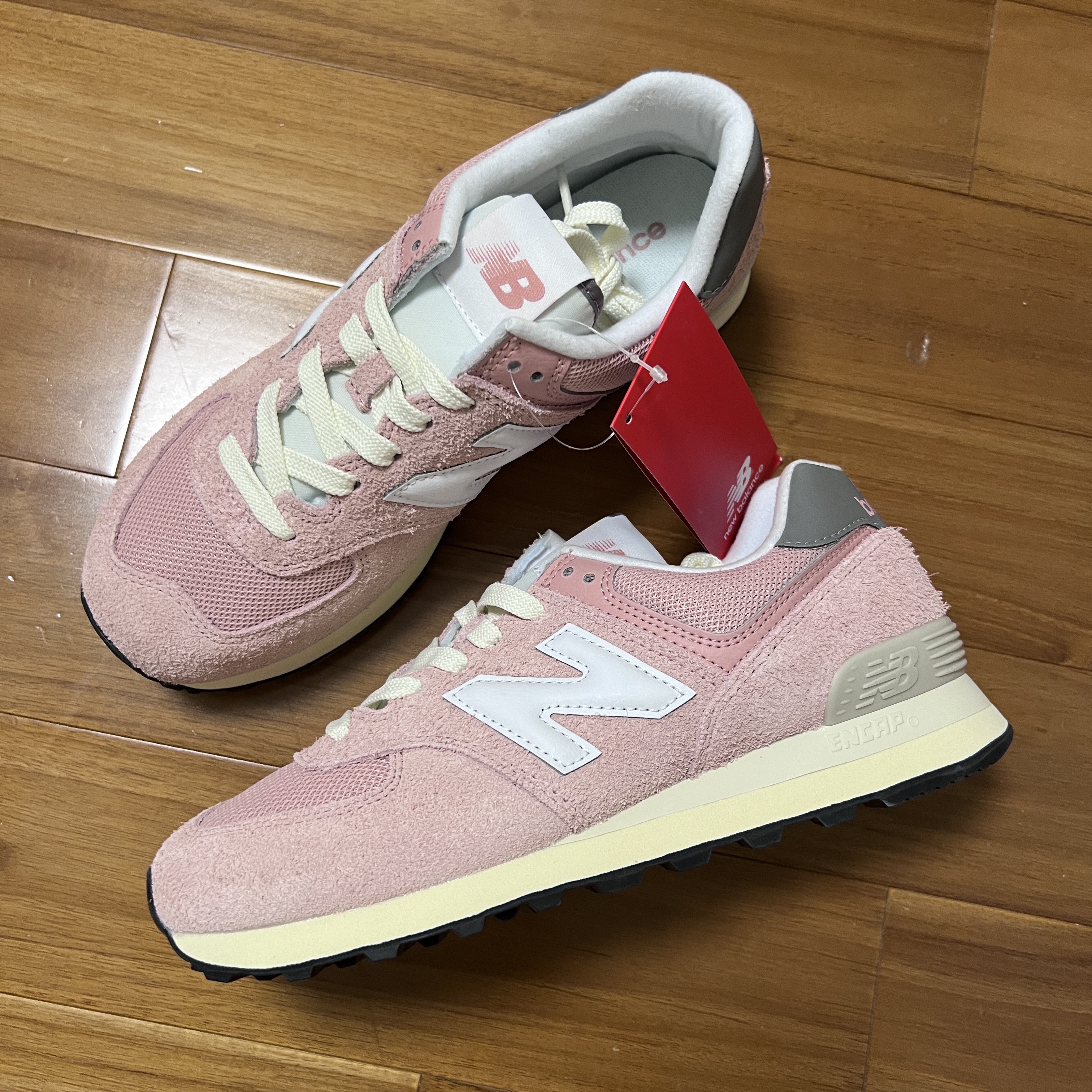 New Balance 574 Heritage Mellow Pink 착용 스타일