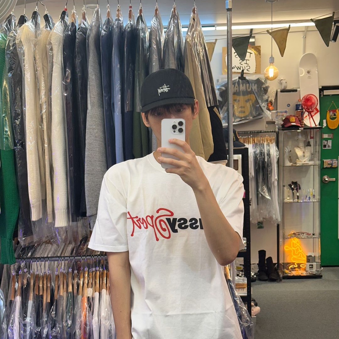 Supreme Mesh Sunshield Camp Cap Navy - 24SS, Stussy Sport Script T-Shirt White 착용 스타일 - 2