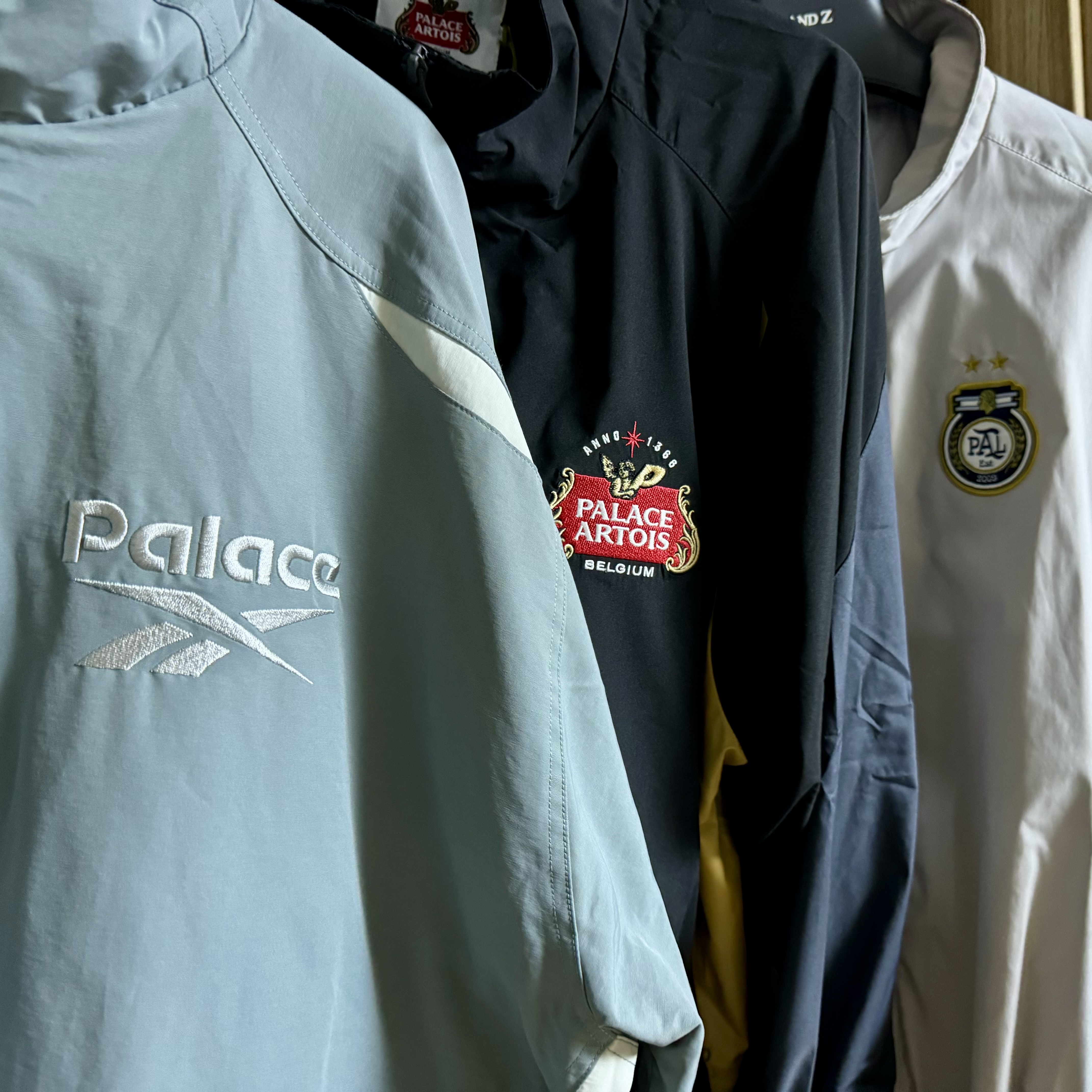 Palace x Reebok Tracksuit Grey - 24SS, Palace x Stella Artois Light Court Jacket Black - 24SS 착용 스타일 - 1