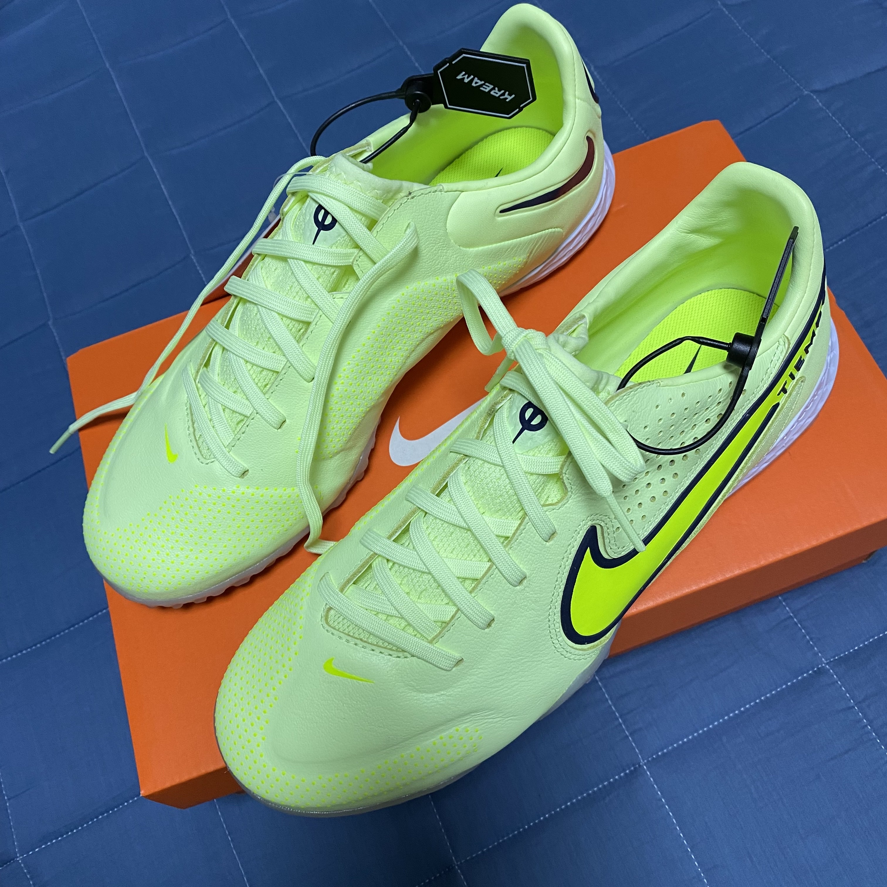 Nike React Tiempo Legend 9 Pro TF Barely Volt 착용 스타일 - 1