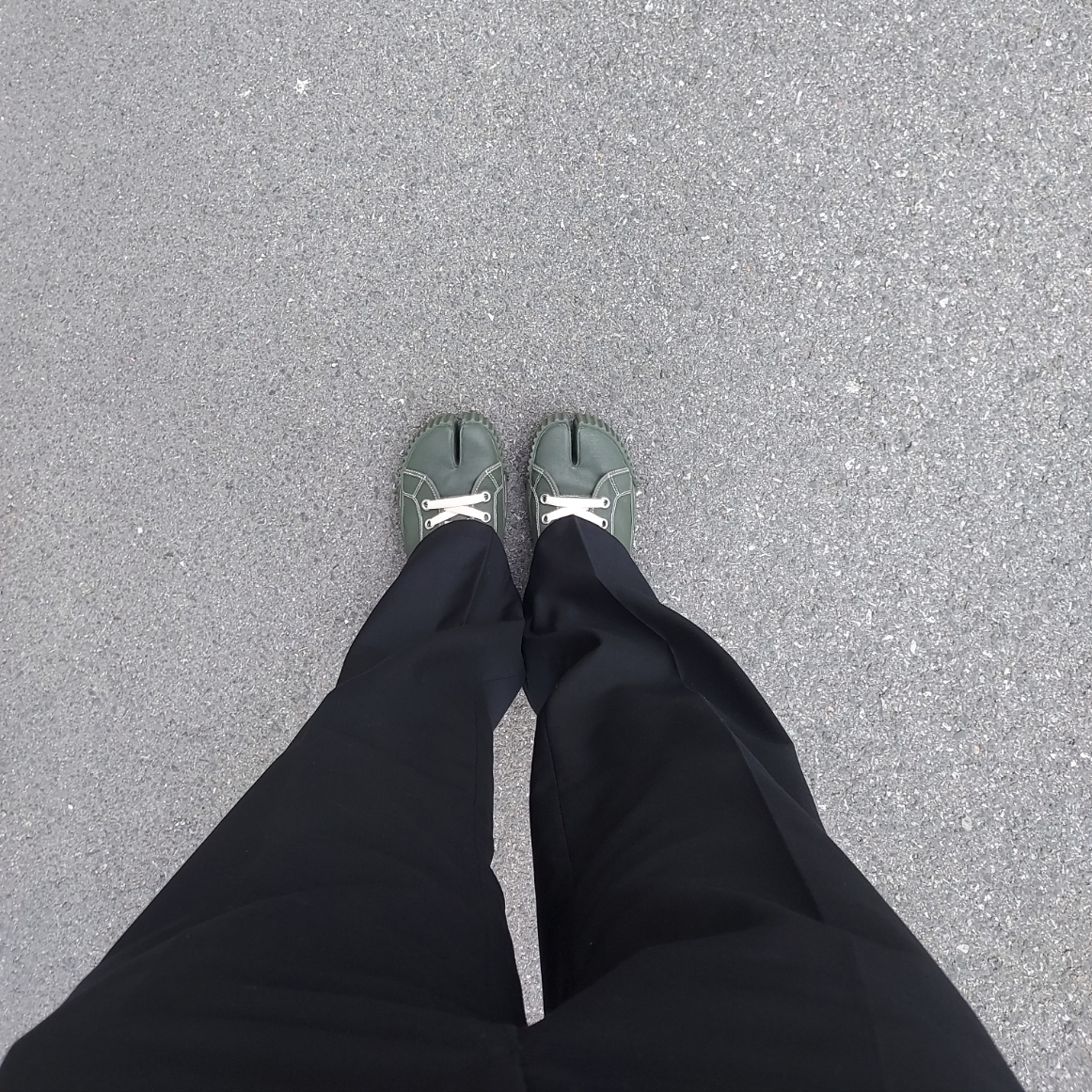 Maison Margiela Tabi High Canvas Sneakers Dark Green 착용 스타일 - 1