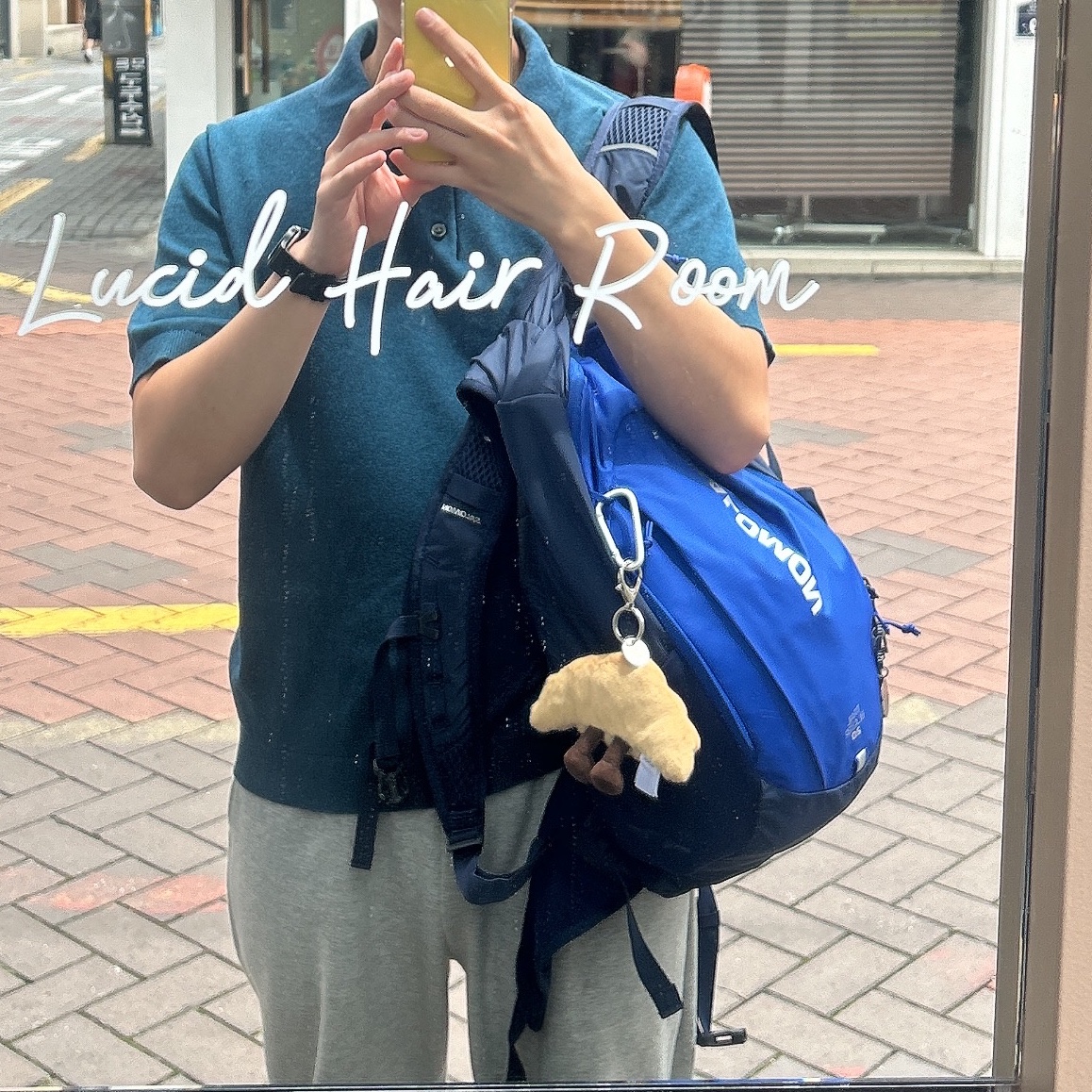 Salomon Trailblazer 20 Surf The Web Black Iris, Jellycat Amuseable Croissant Bag Charm Brown 착용 스타일
