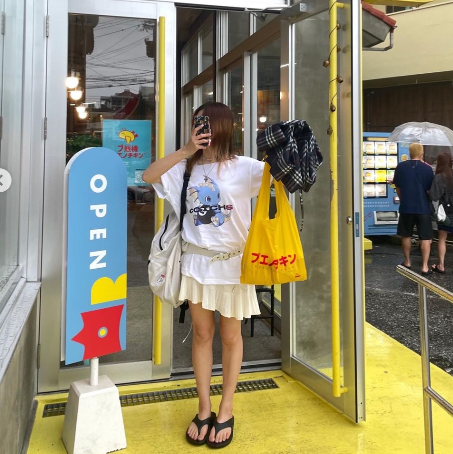 Cotchs Plubee T-Shirt Black, Cotchs Plubee T-Shirt White 착용 스타일